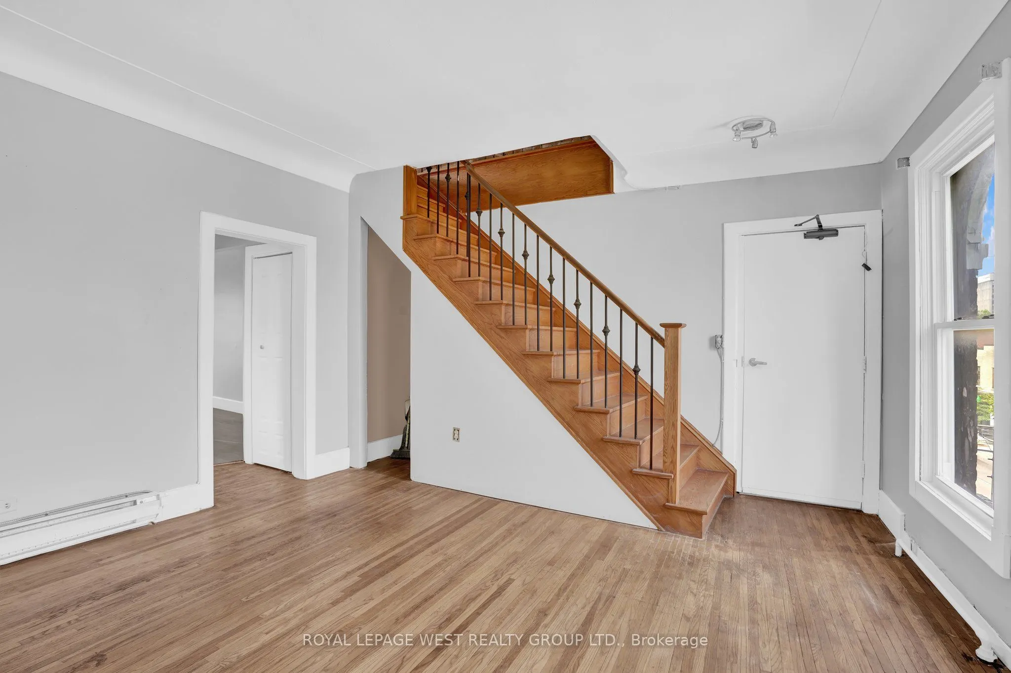 174 John Street S