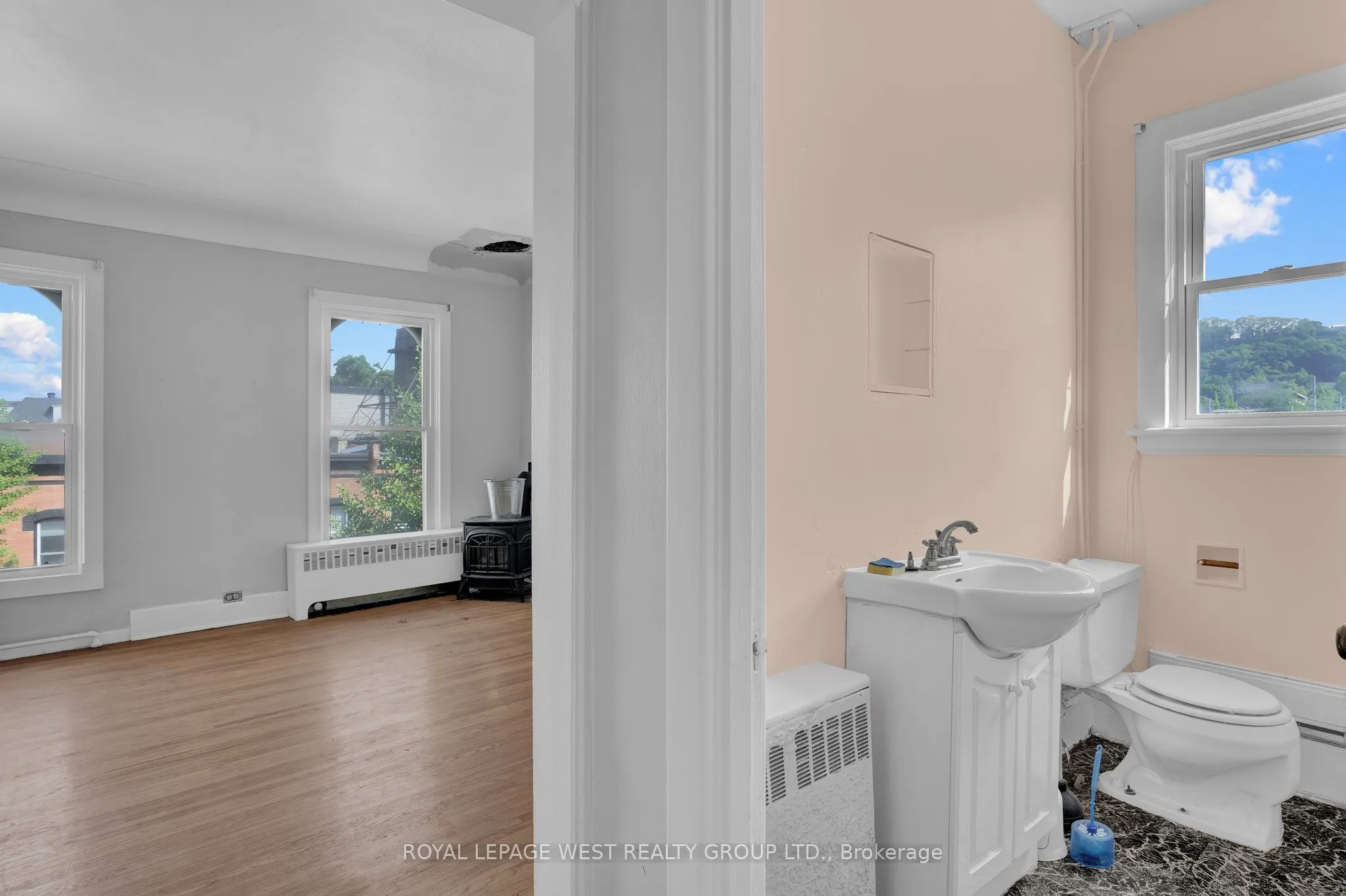 174 John Street S