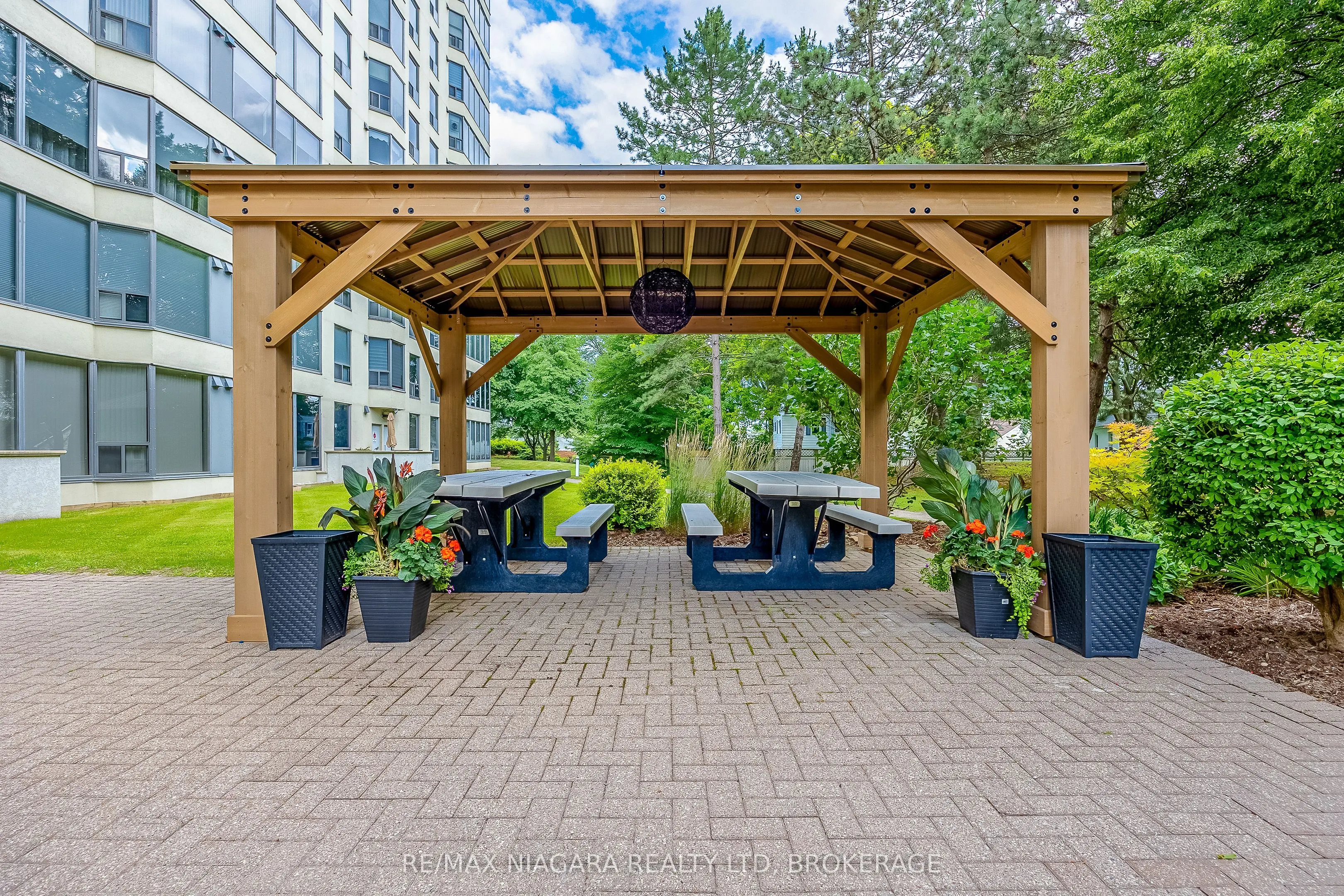 81 Scott Street, #307