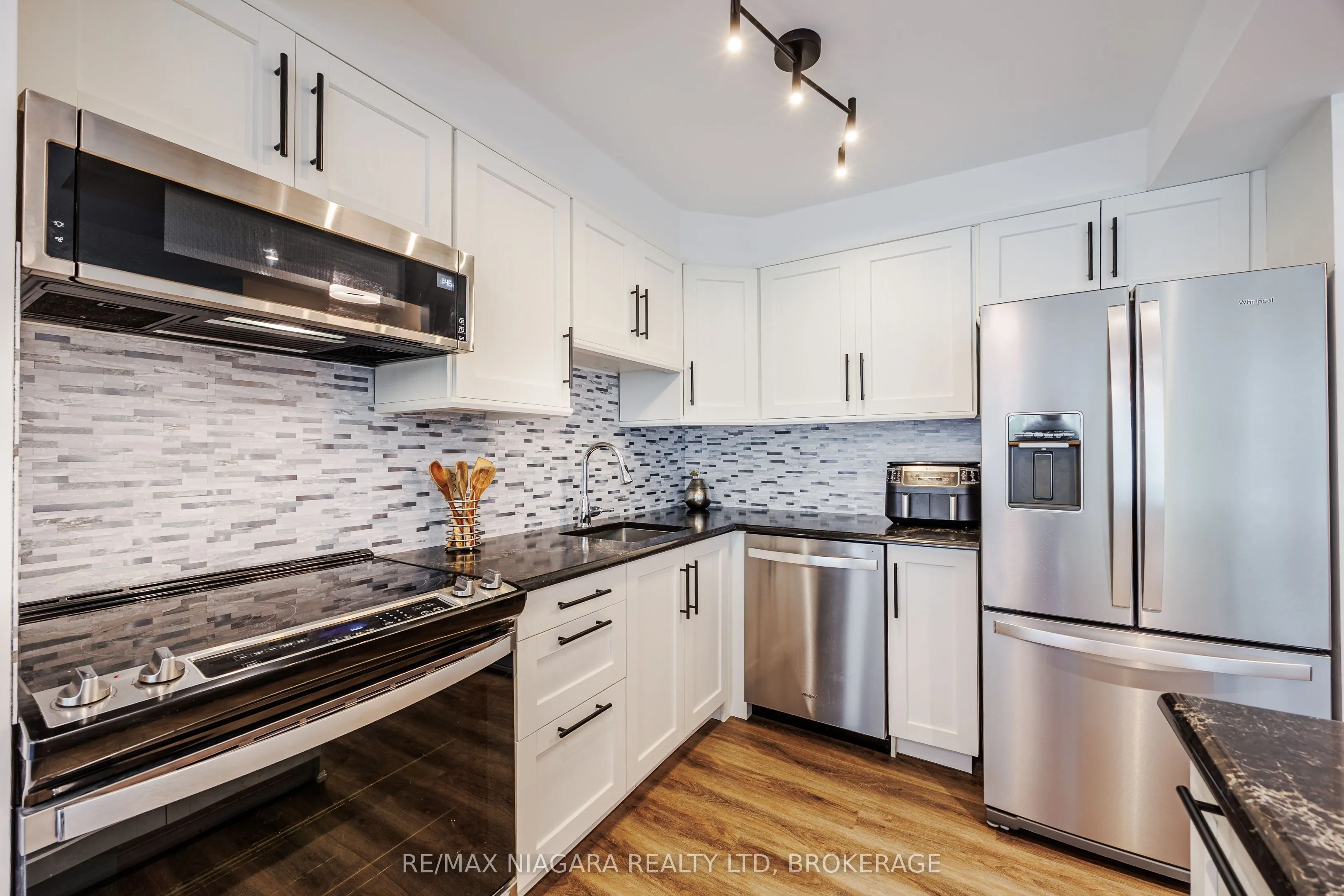 81 Scott Street, #307