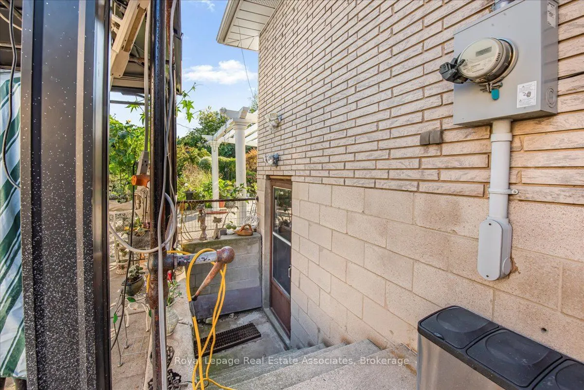 51 Picton Street W