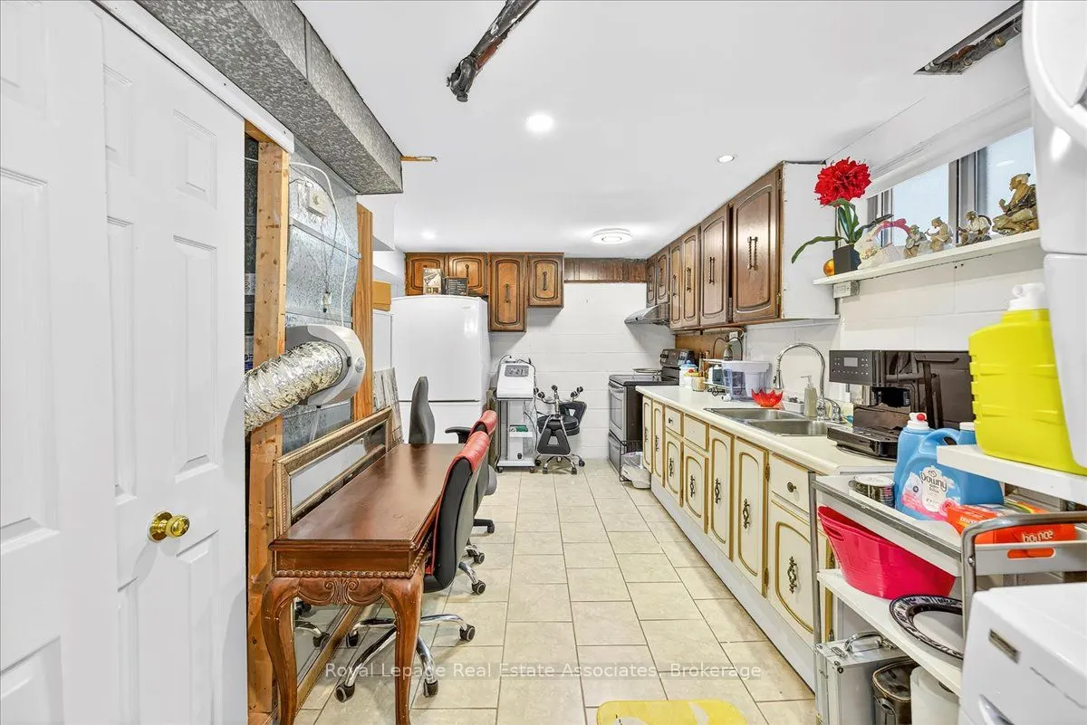 51 Picton Street W