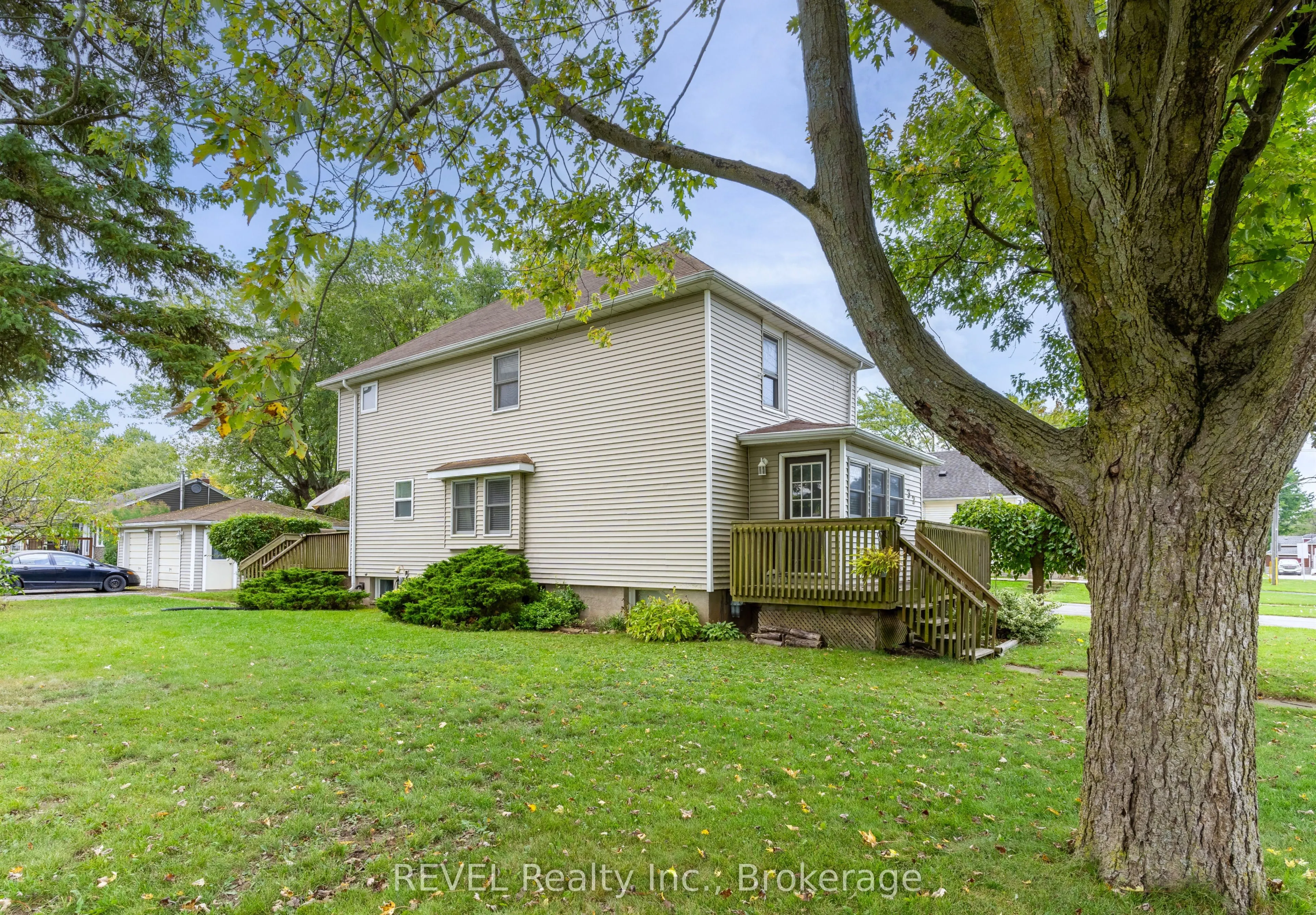32 Bay Avenue