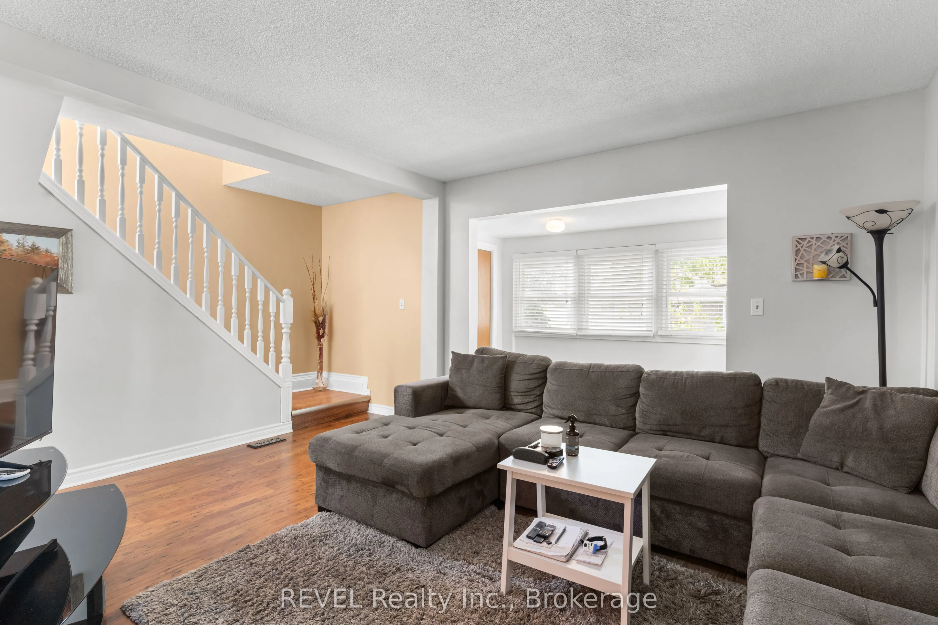 32 Bay Avenue