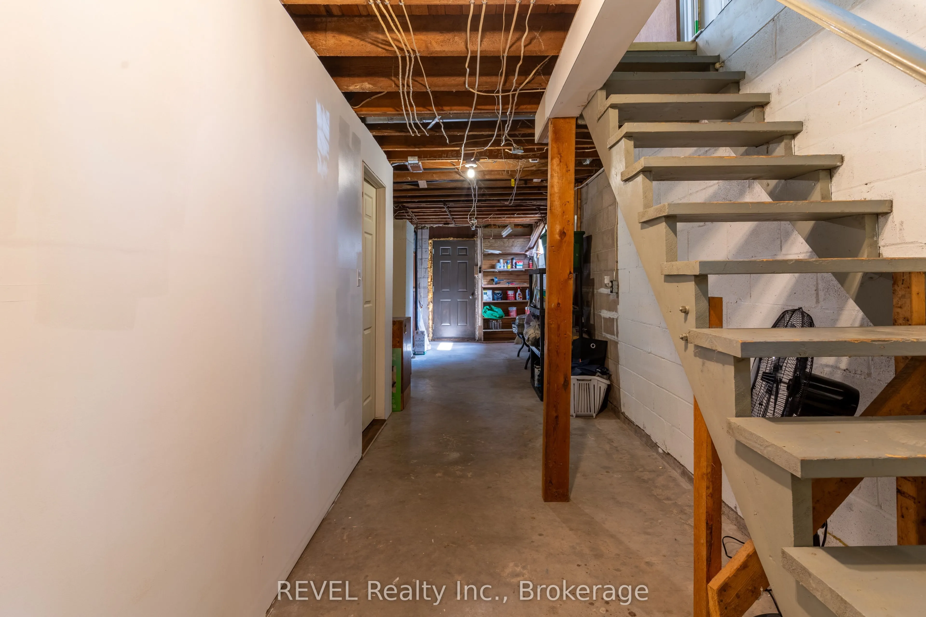 32 Bay Avenue