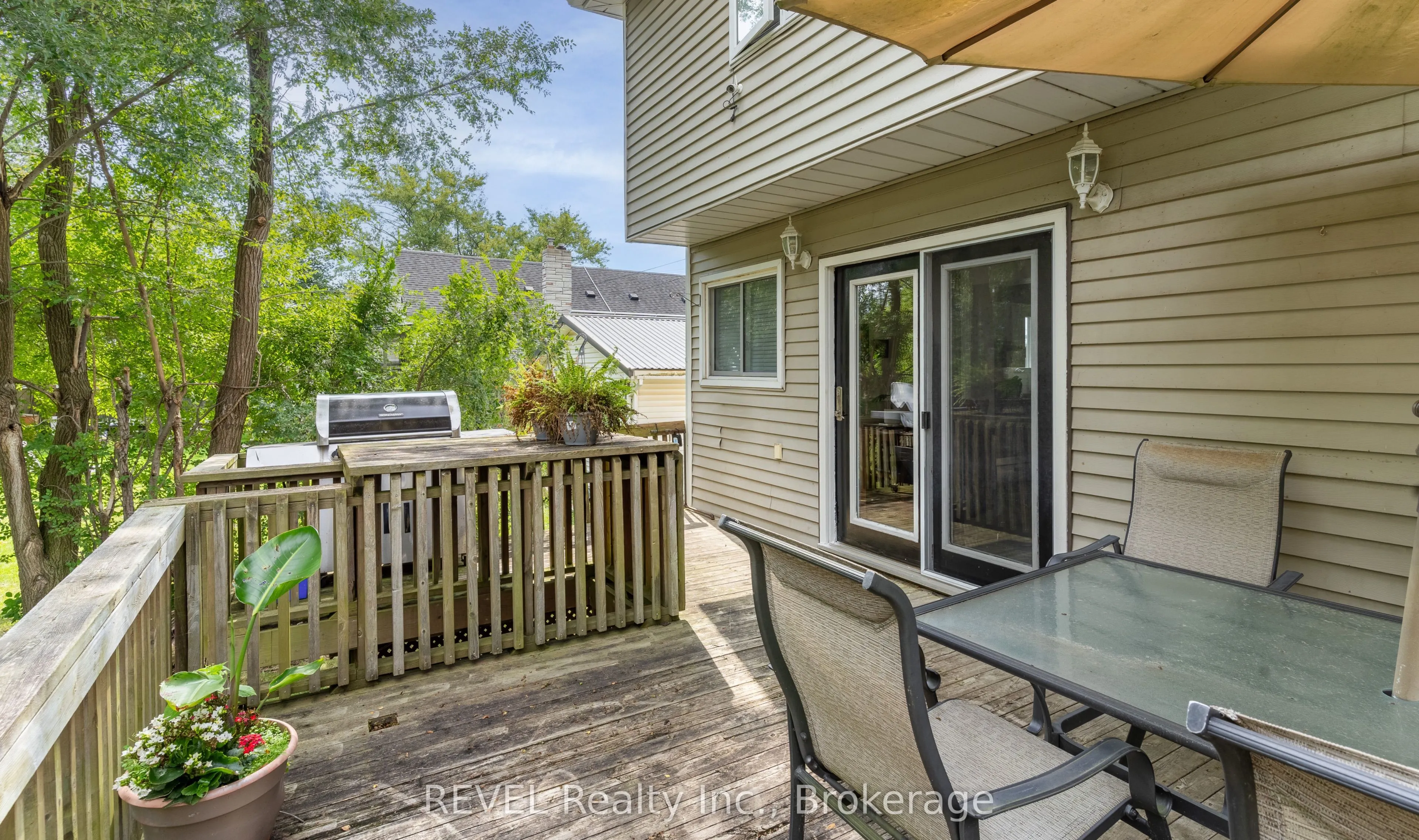 32 Bay Avenue
