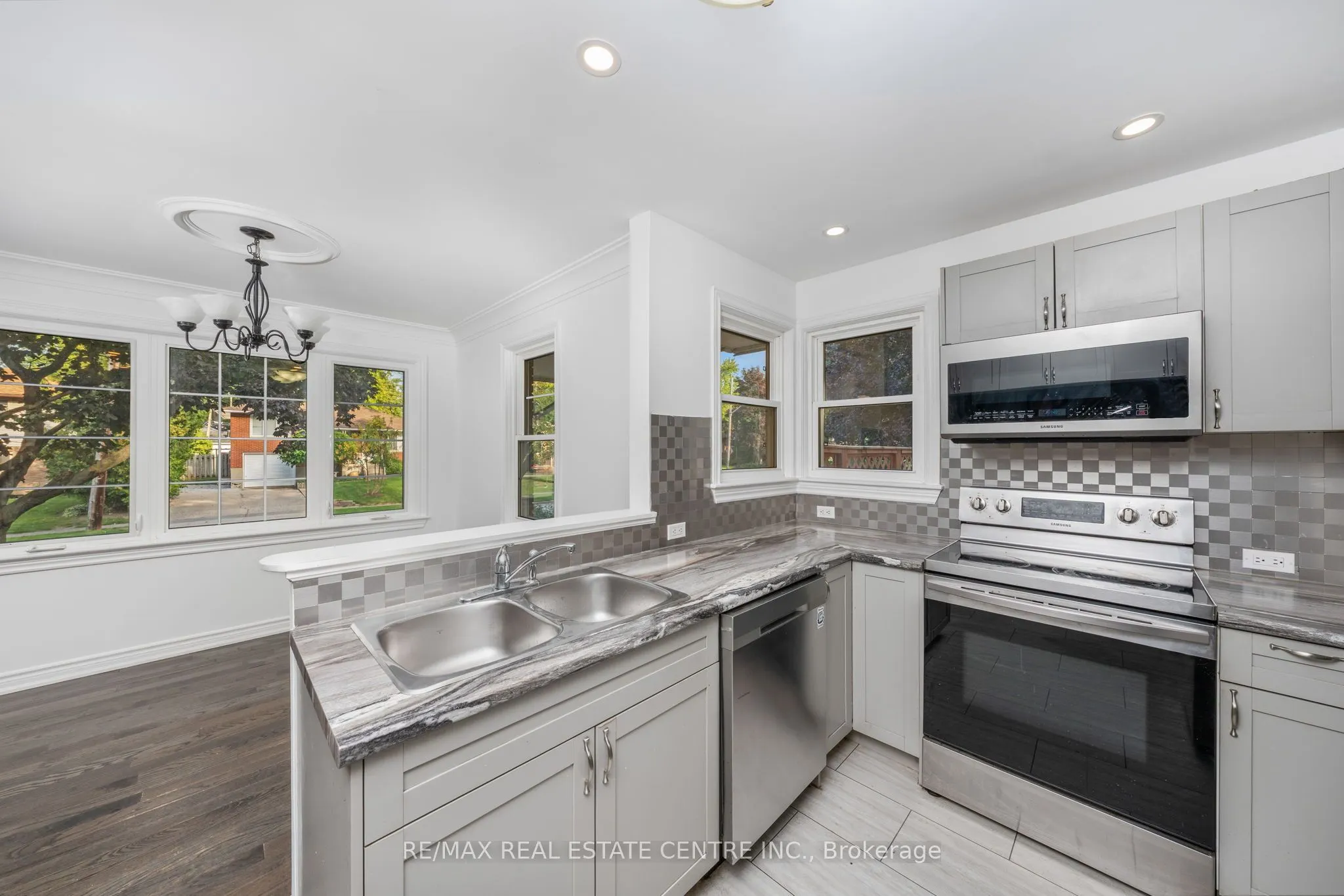601 Hollywood Place
