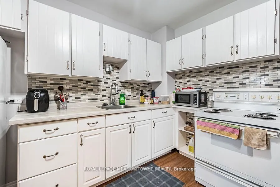 77 Province Street N