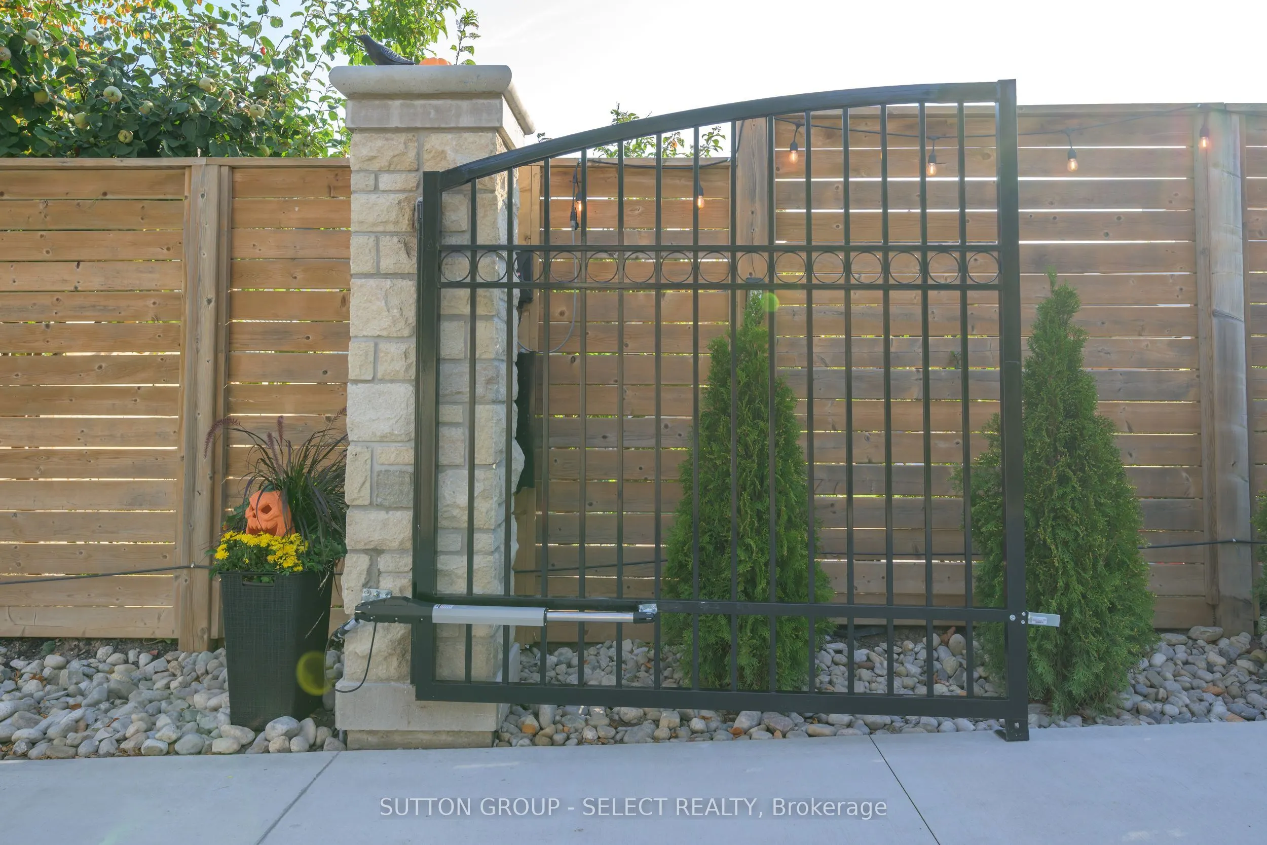 185 Commissioners Road E