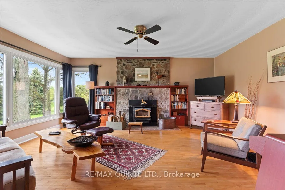 404 Bridge Street W