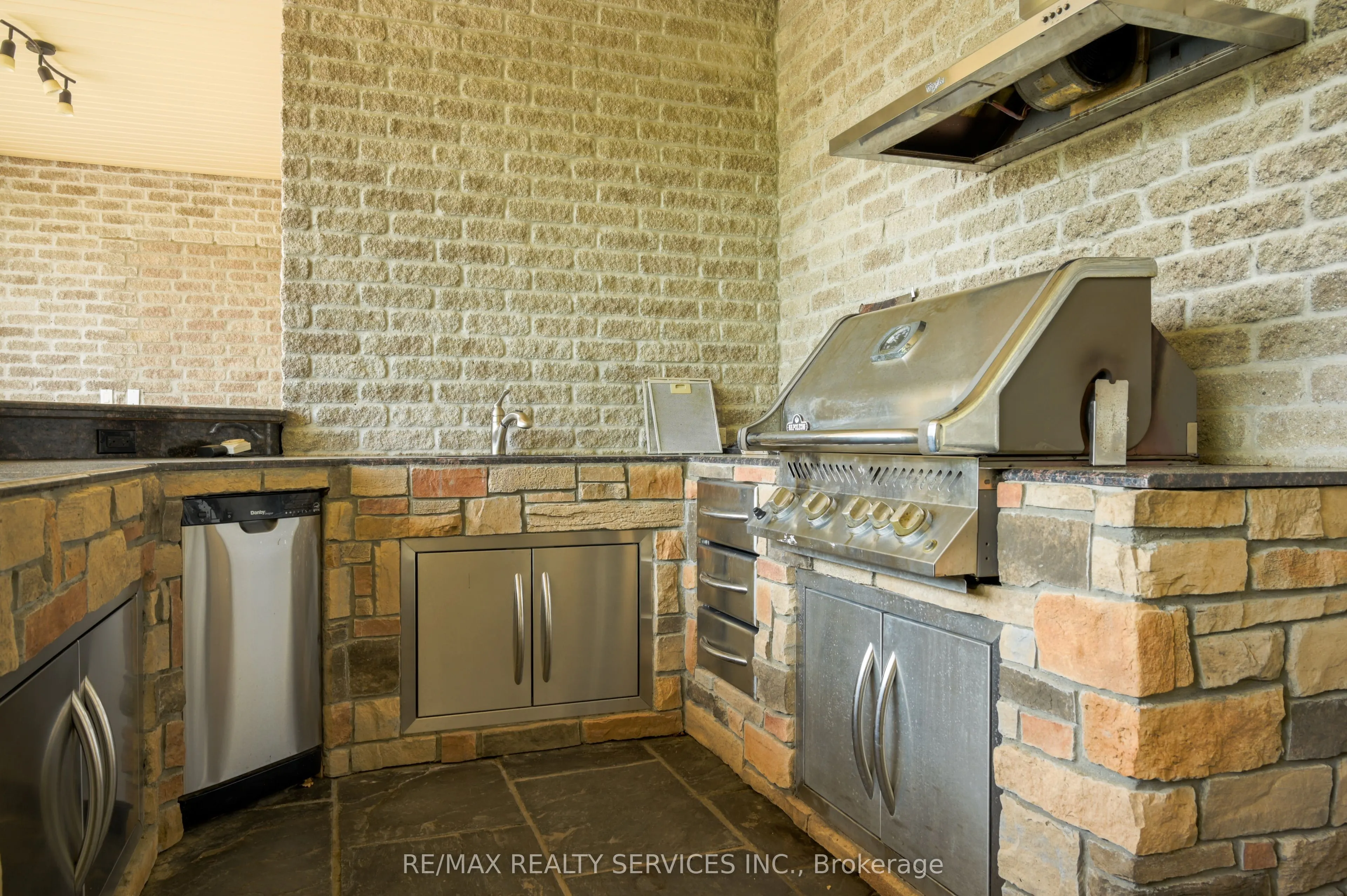 214 & 218 Maple Avenue S