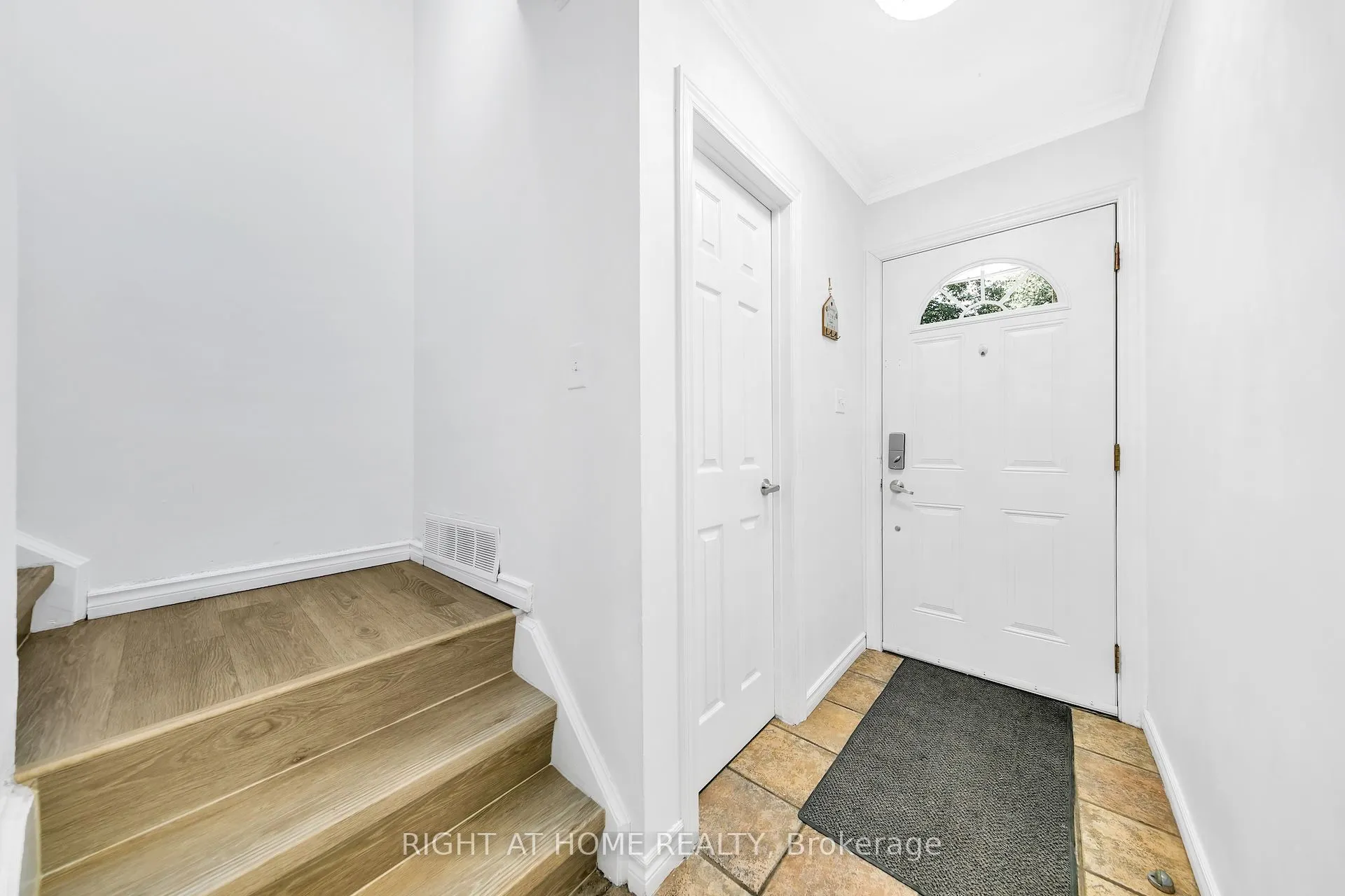 1460 Garth Street W, #6