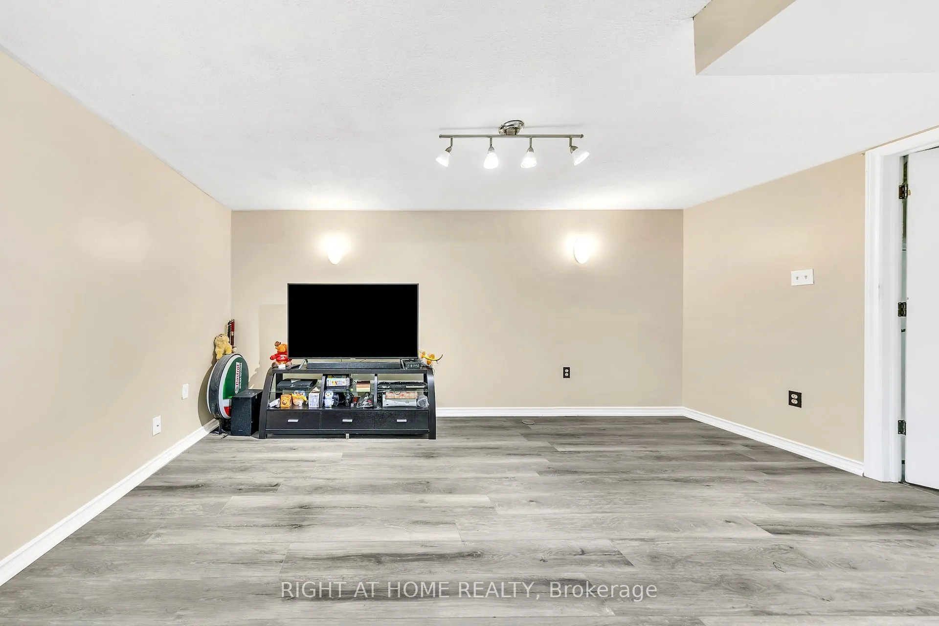1460 Garth Street W, #6