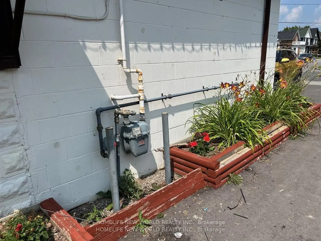 65 Albert Street S