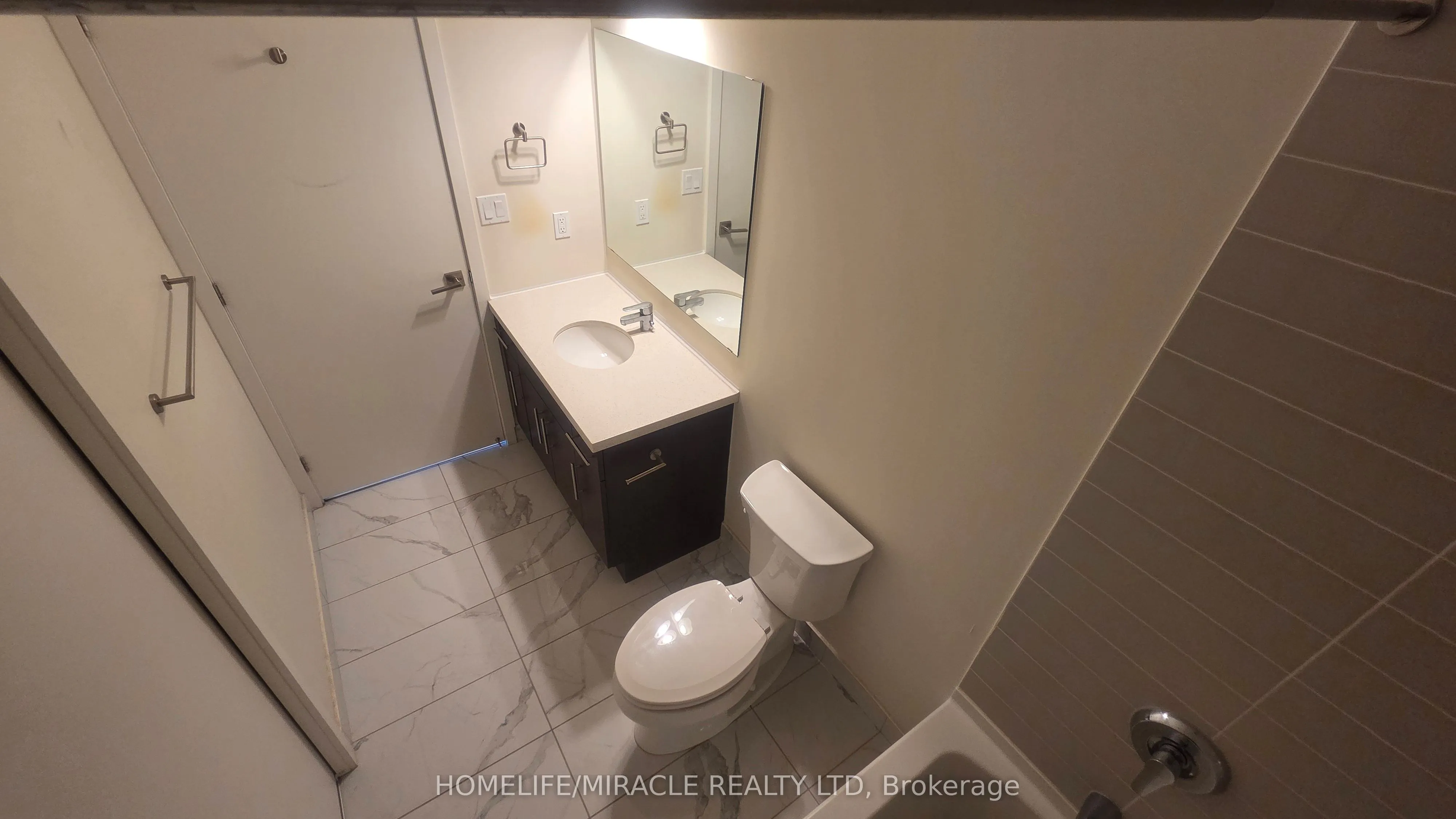 690 King Street W, #221