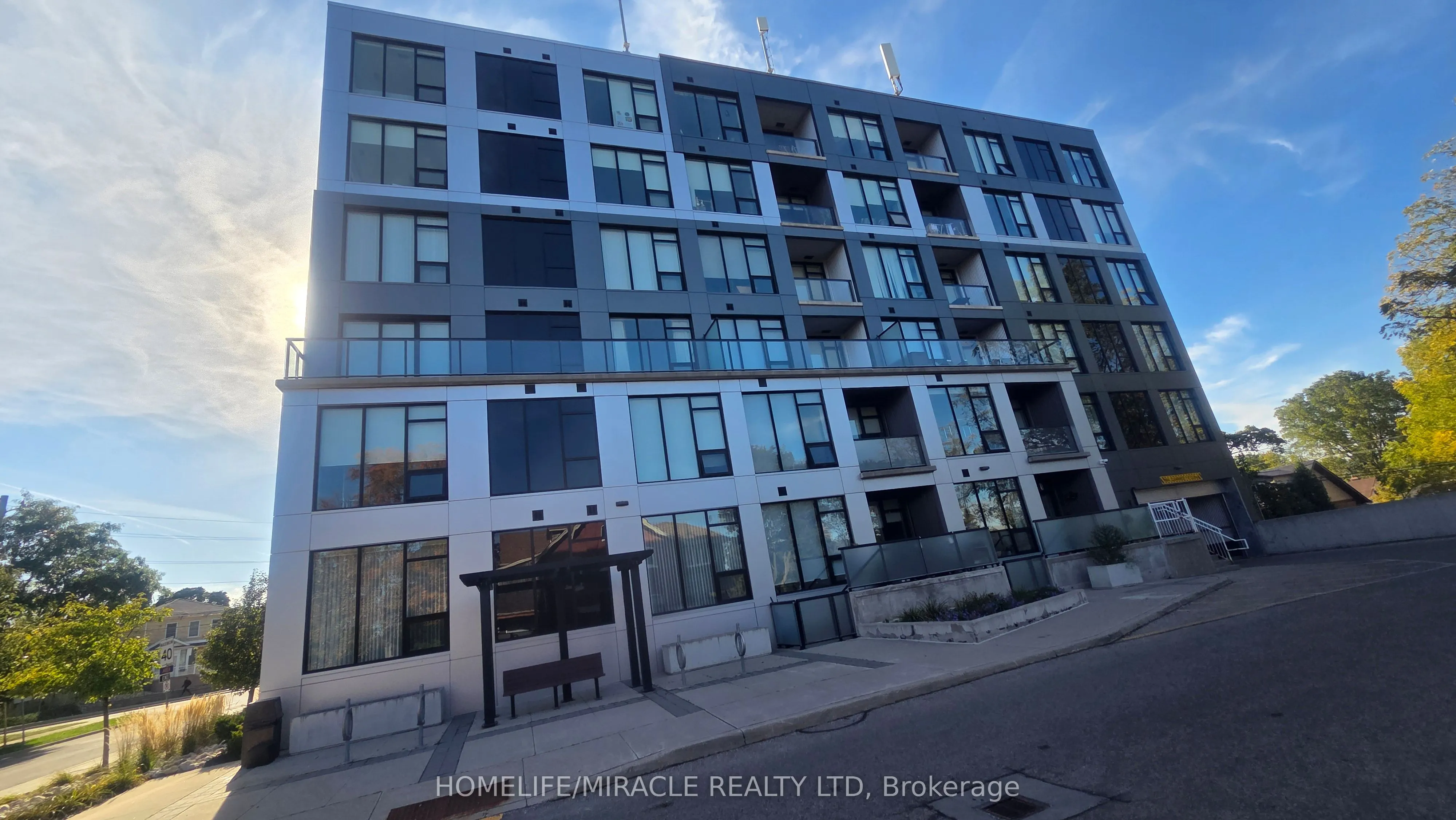 690 King Street W, #221