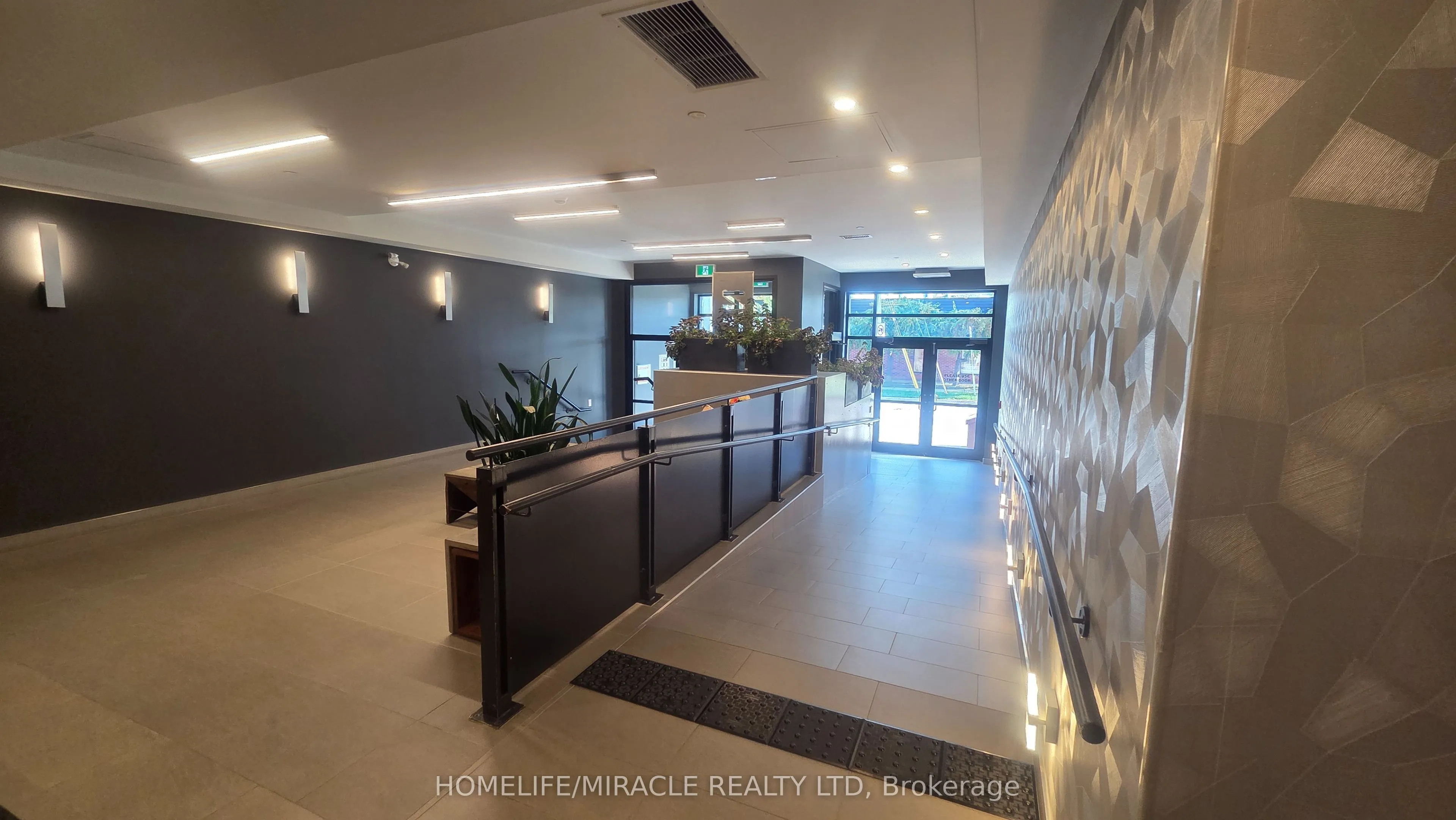 690 King Street W, #221