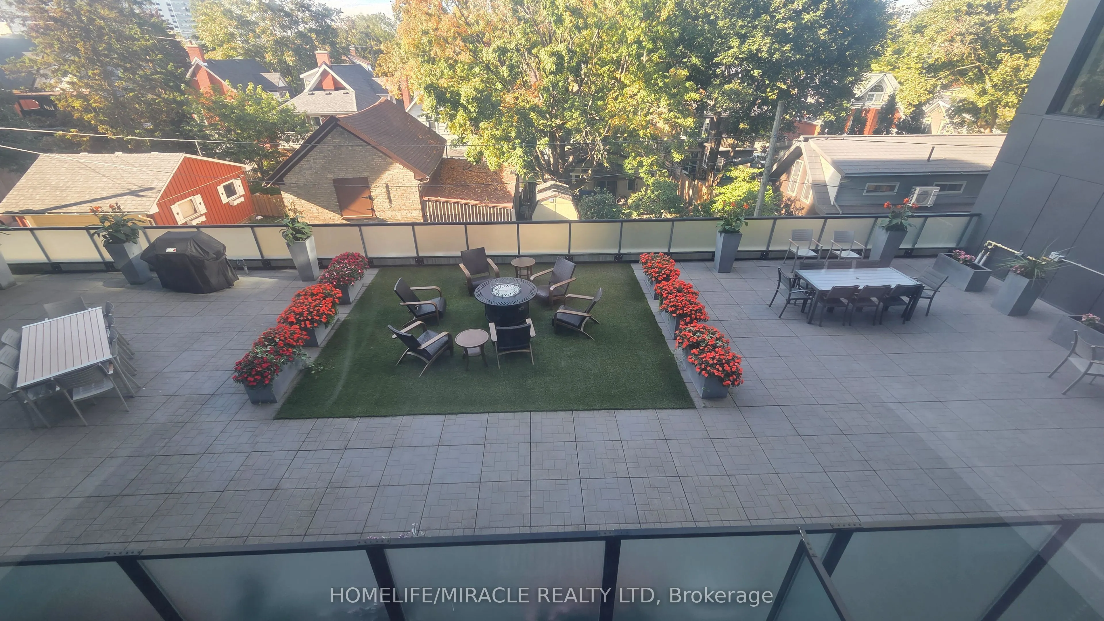690 King Street W, #221