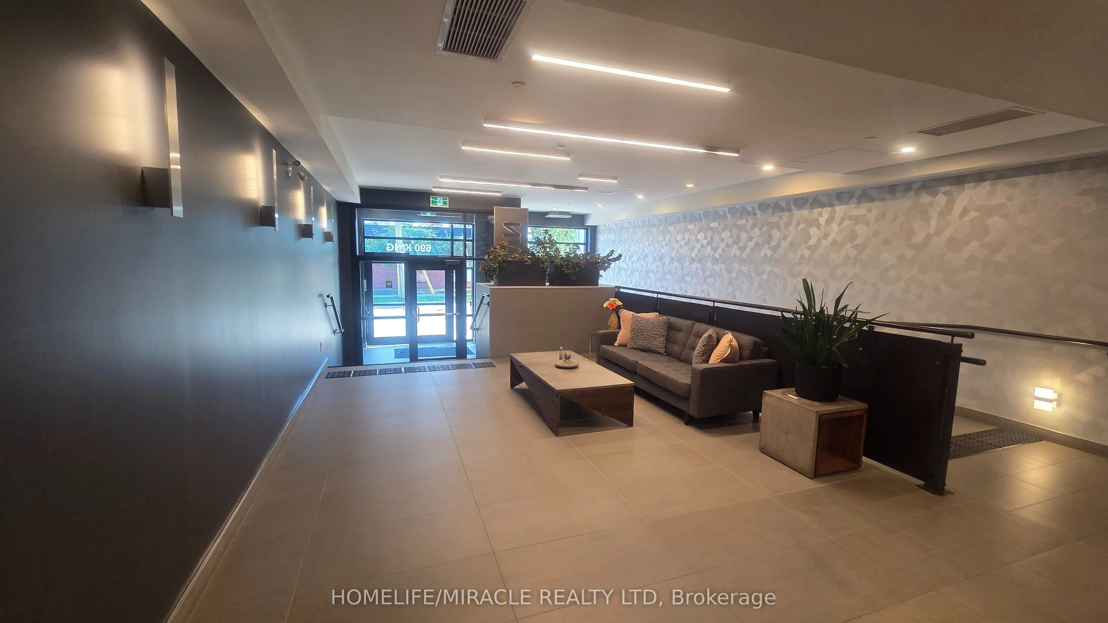 690 King Street W, #221