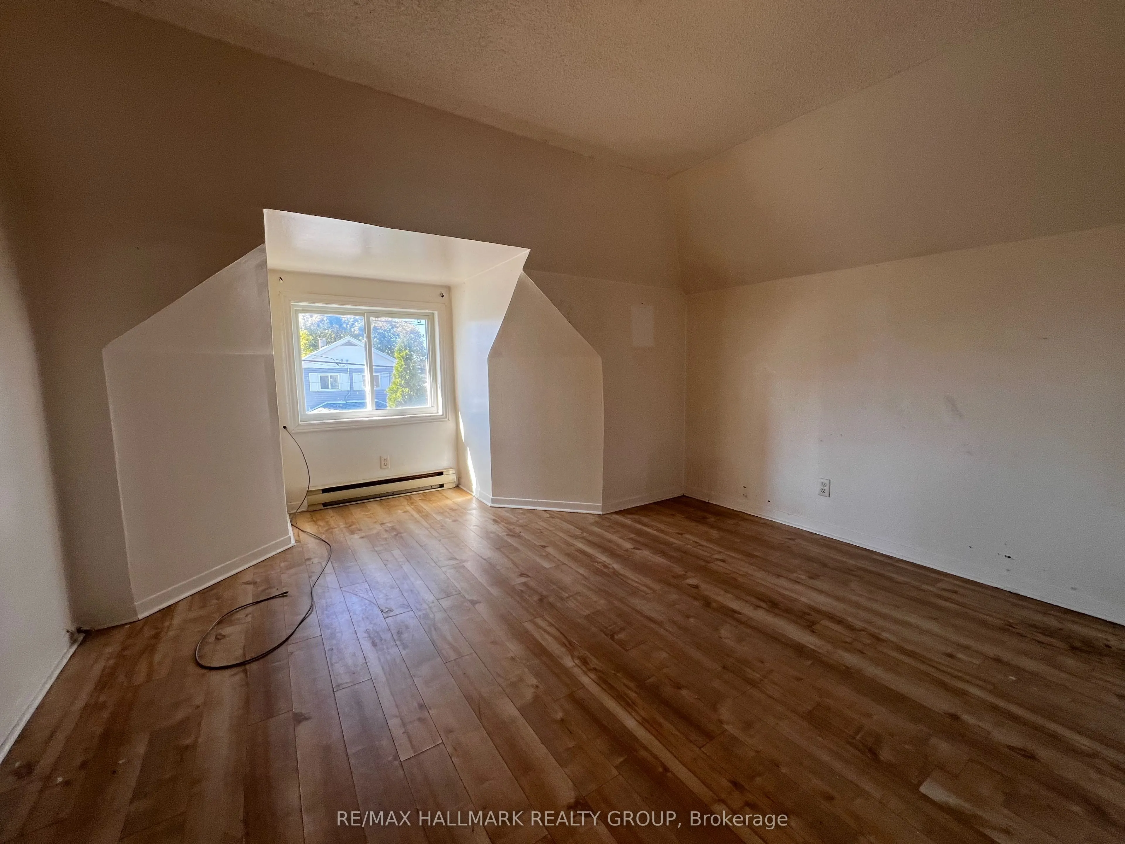 1109-1111 Main Street E