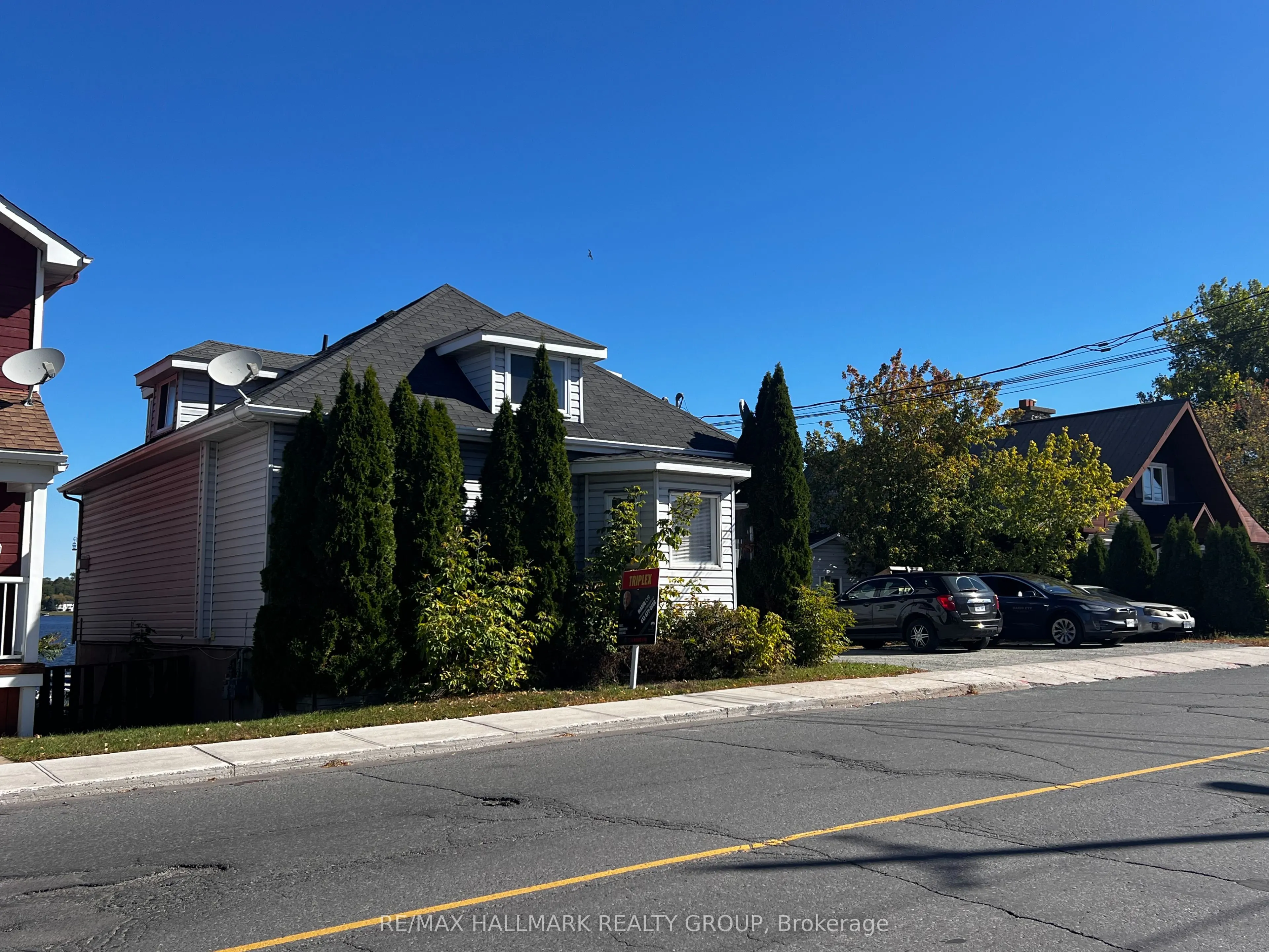 1109-1111 Main Street E