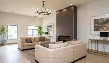 240 Villagewalk Boulevard, #813