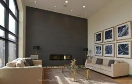 240 Villagewalk Boulevard, #813