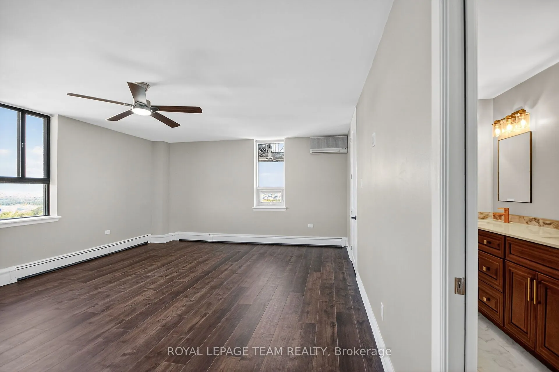 515 St Laurent Boulevard, #2509/2510