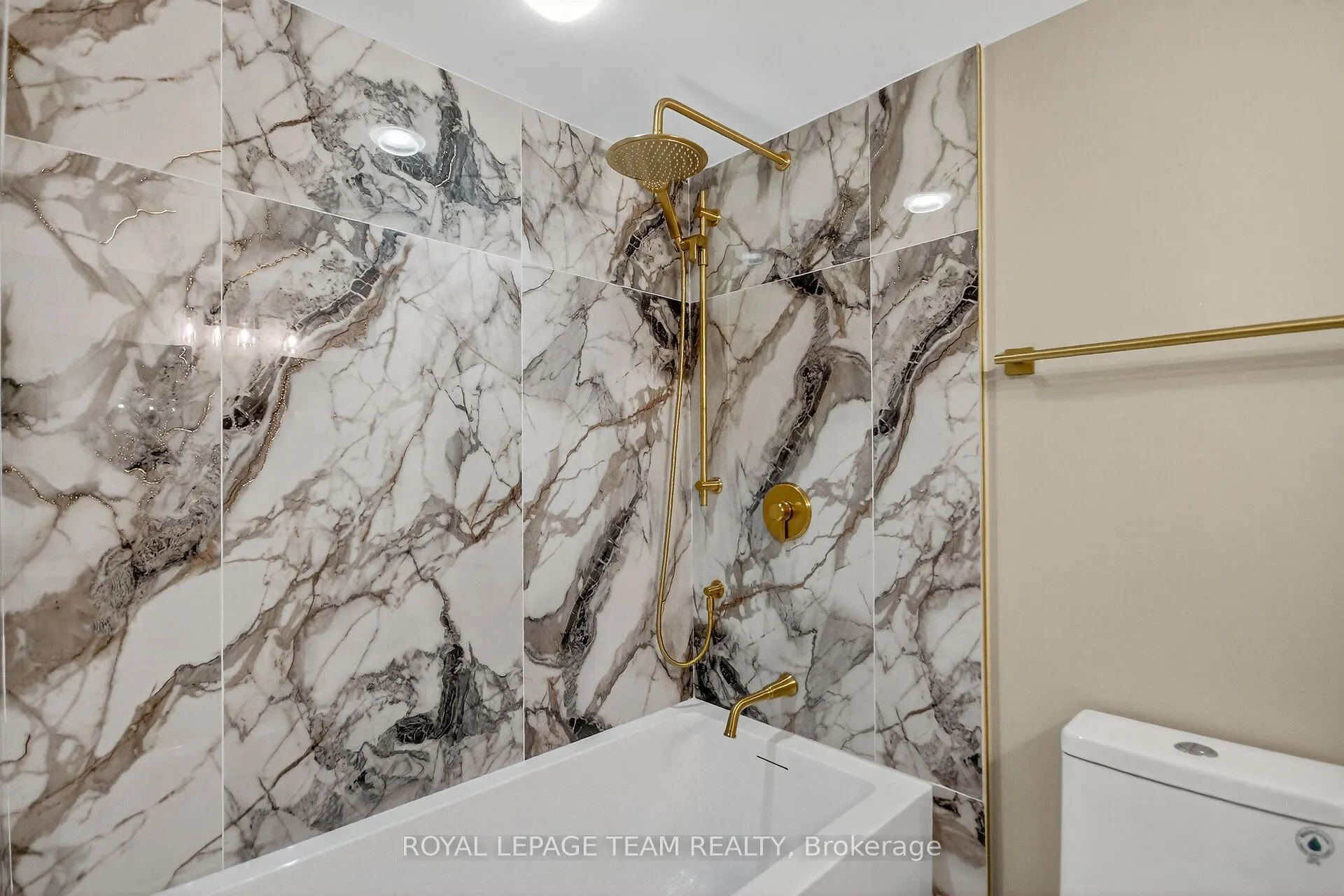 515 St Laurent Boulevard, #2509/2510
