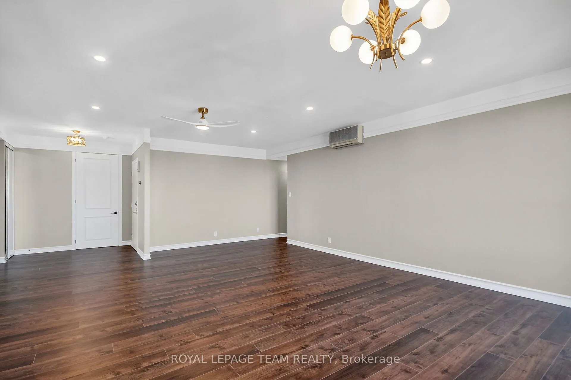 515 St Laurent Boulevard, #2509/2510