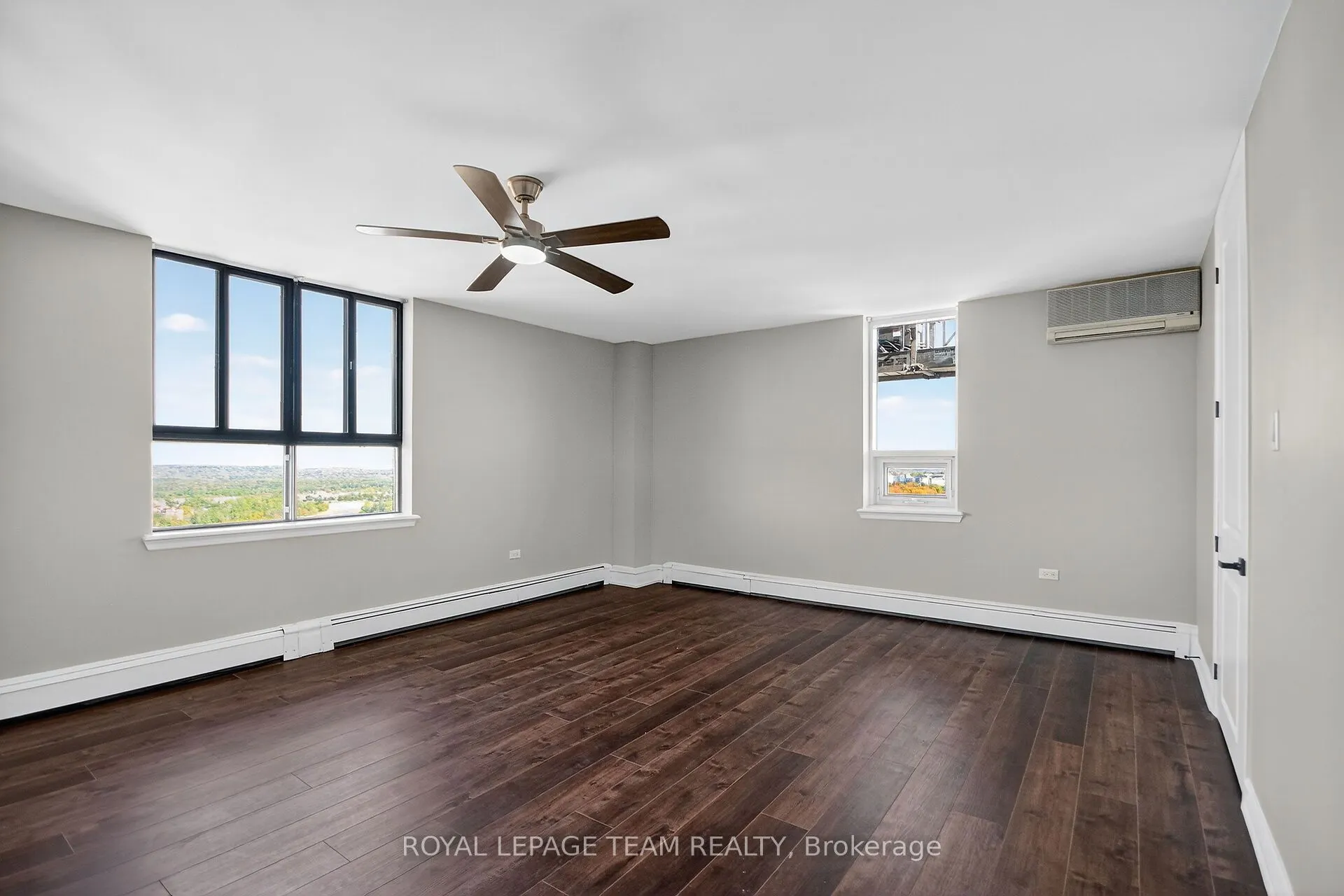 515 St Laurent Boulevard, #2509/2510