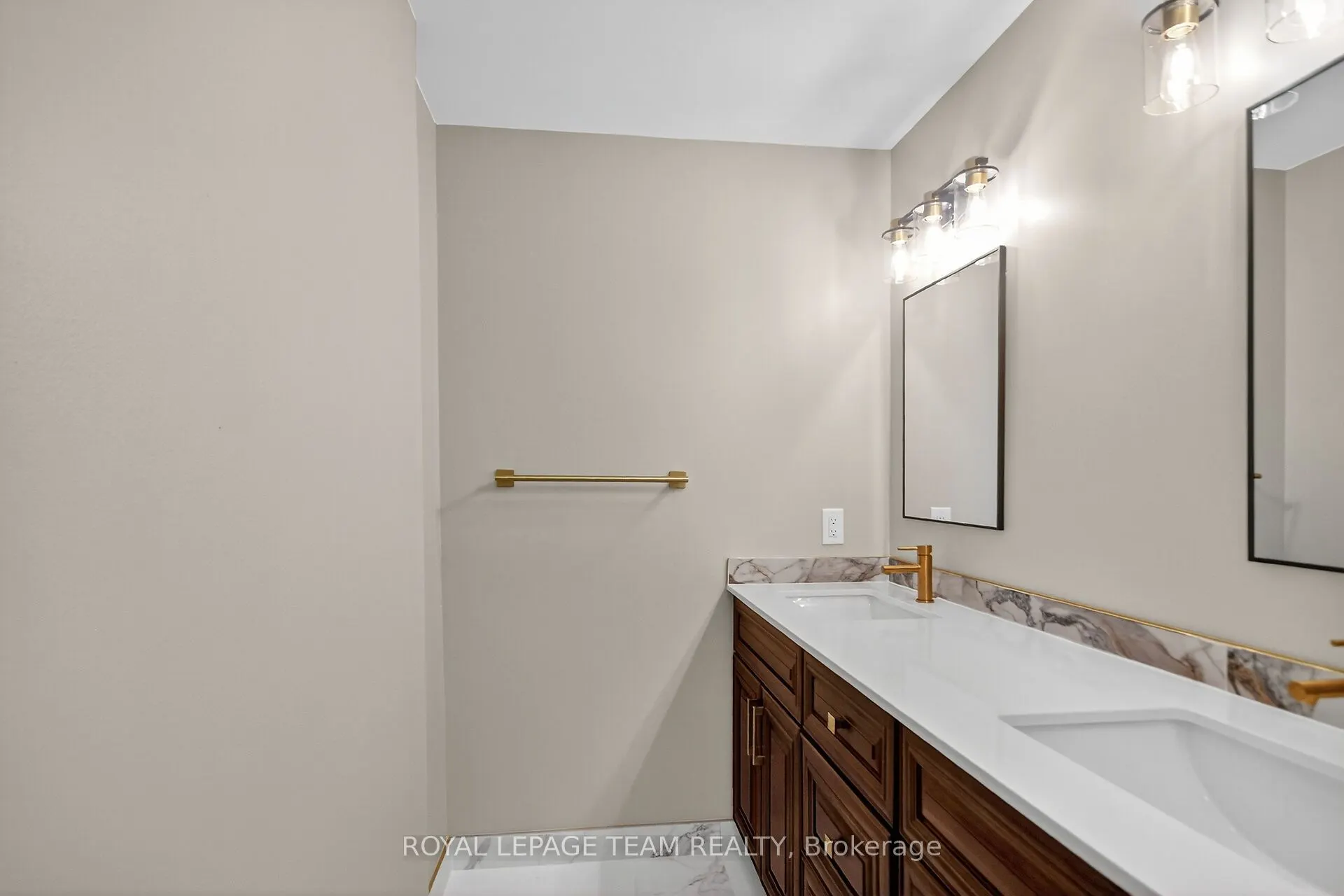 515 St Laurent Boulevard, #2509/2510