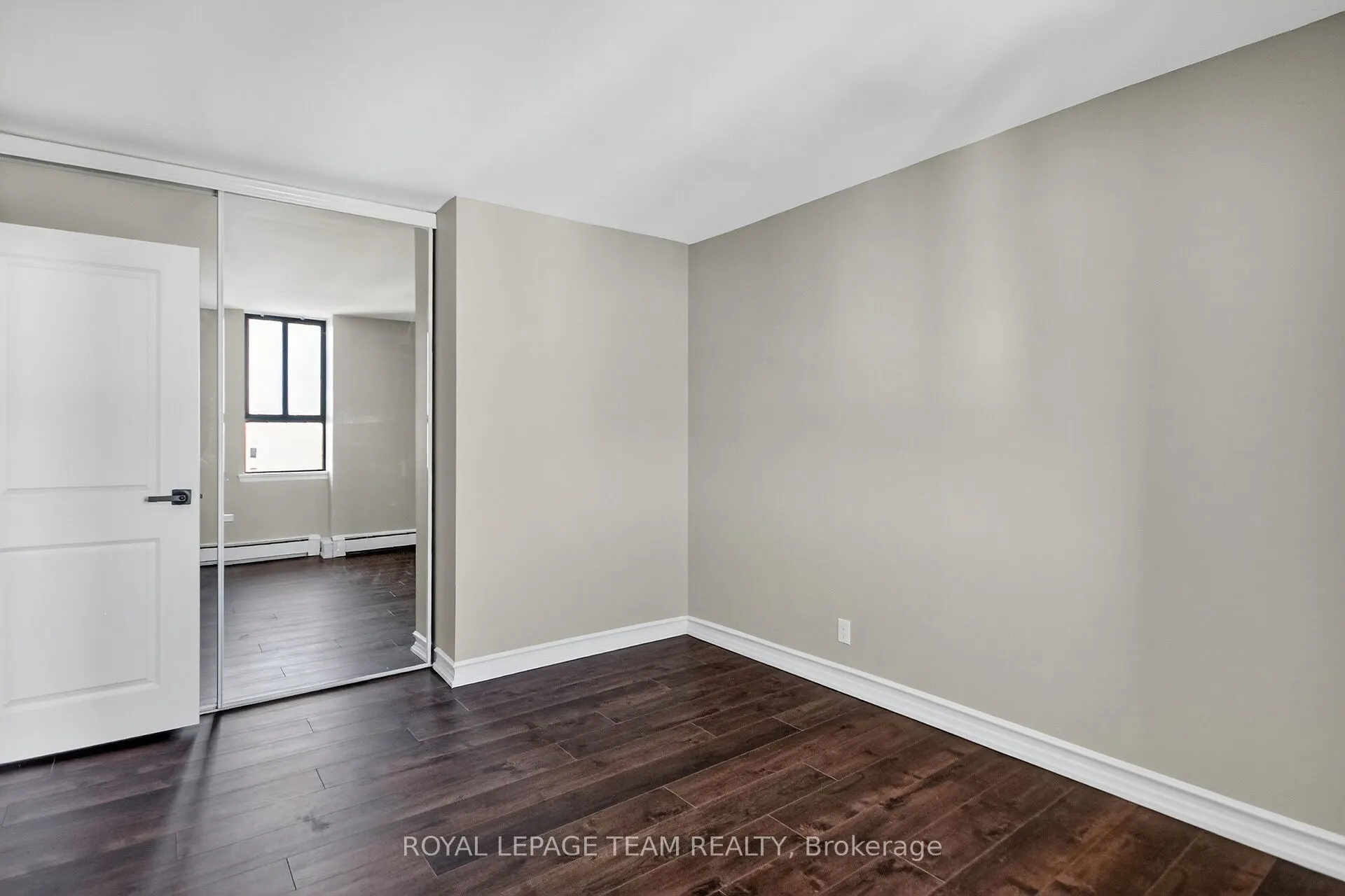 515 St Laurent Boulevard, #2509/2510