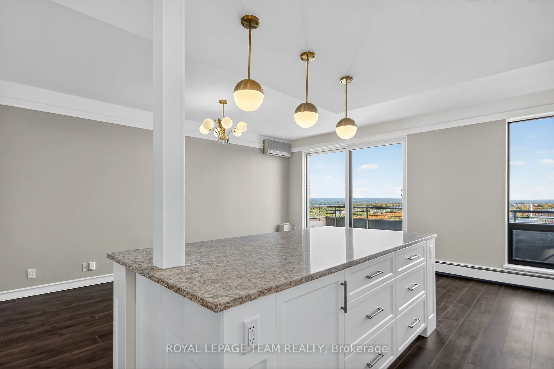 515 St Laurent Boulevard, #2509/2510