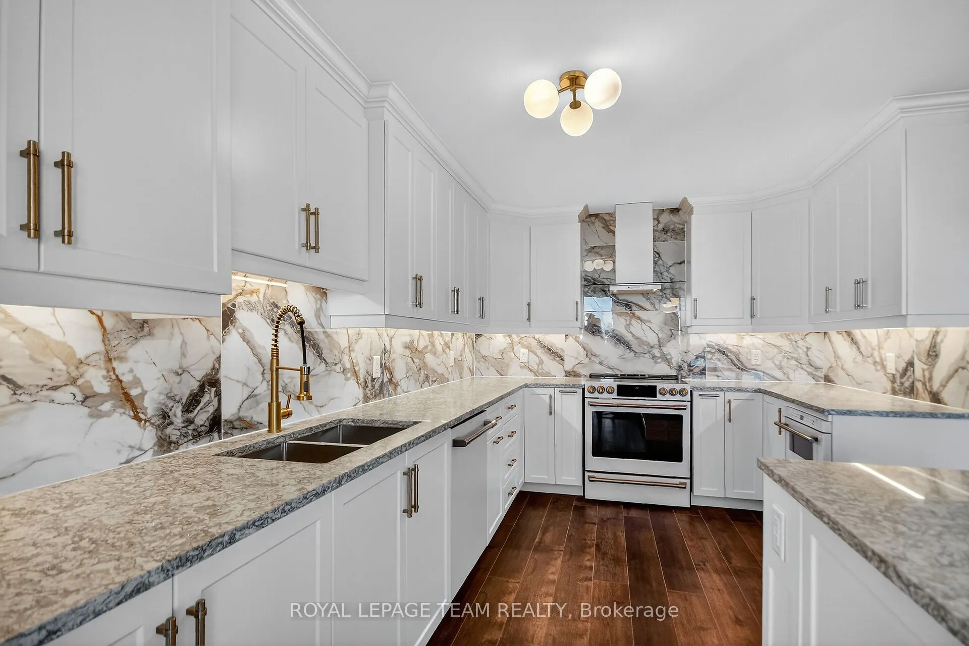 515 St Laurent Boulevard, #2509/2510
