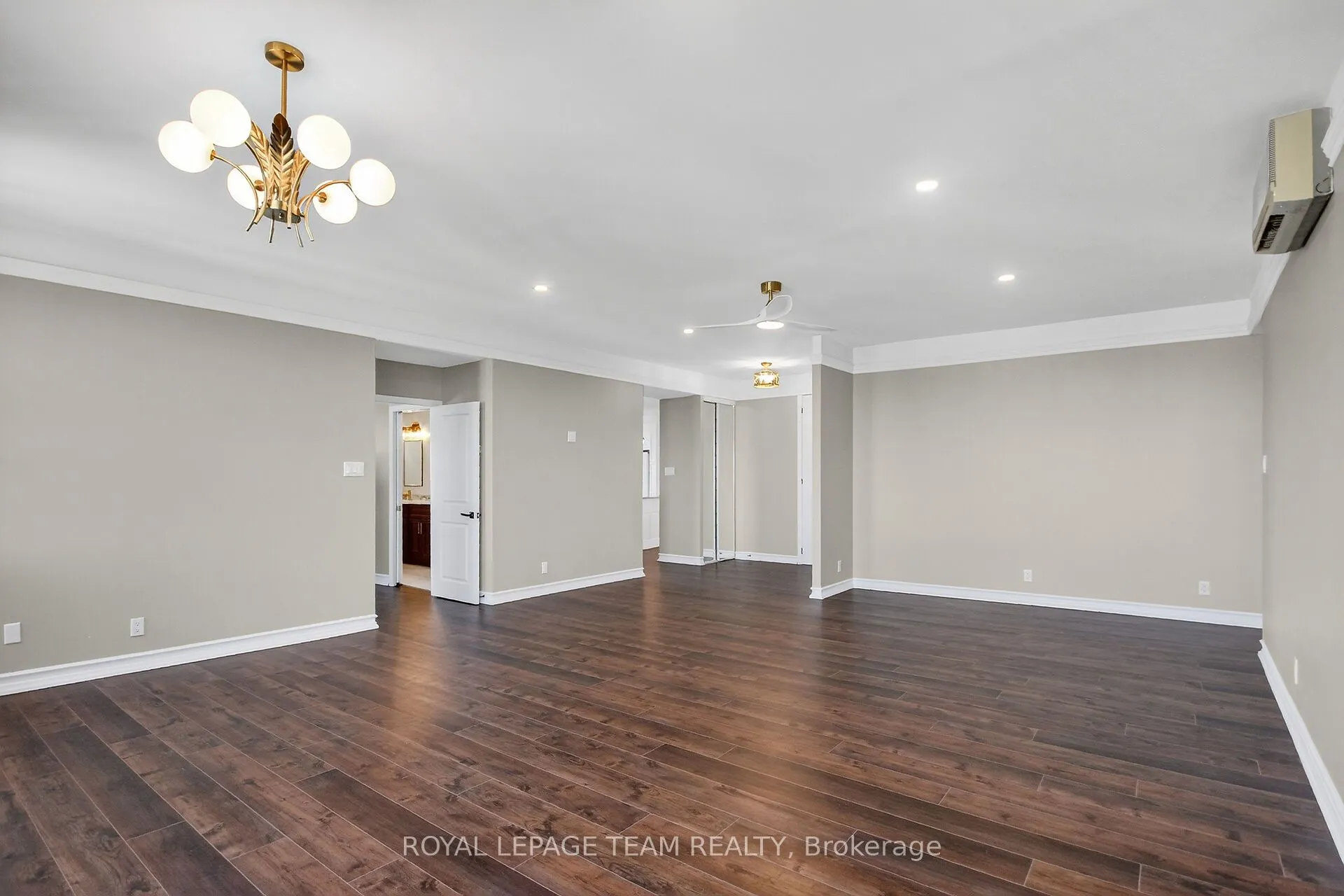 515 St Laurent Boulevard, #2509/2510