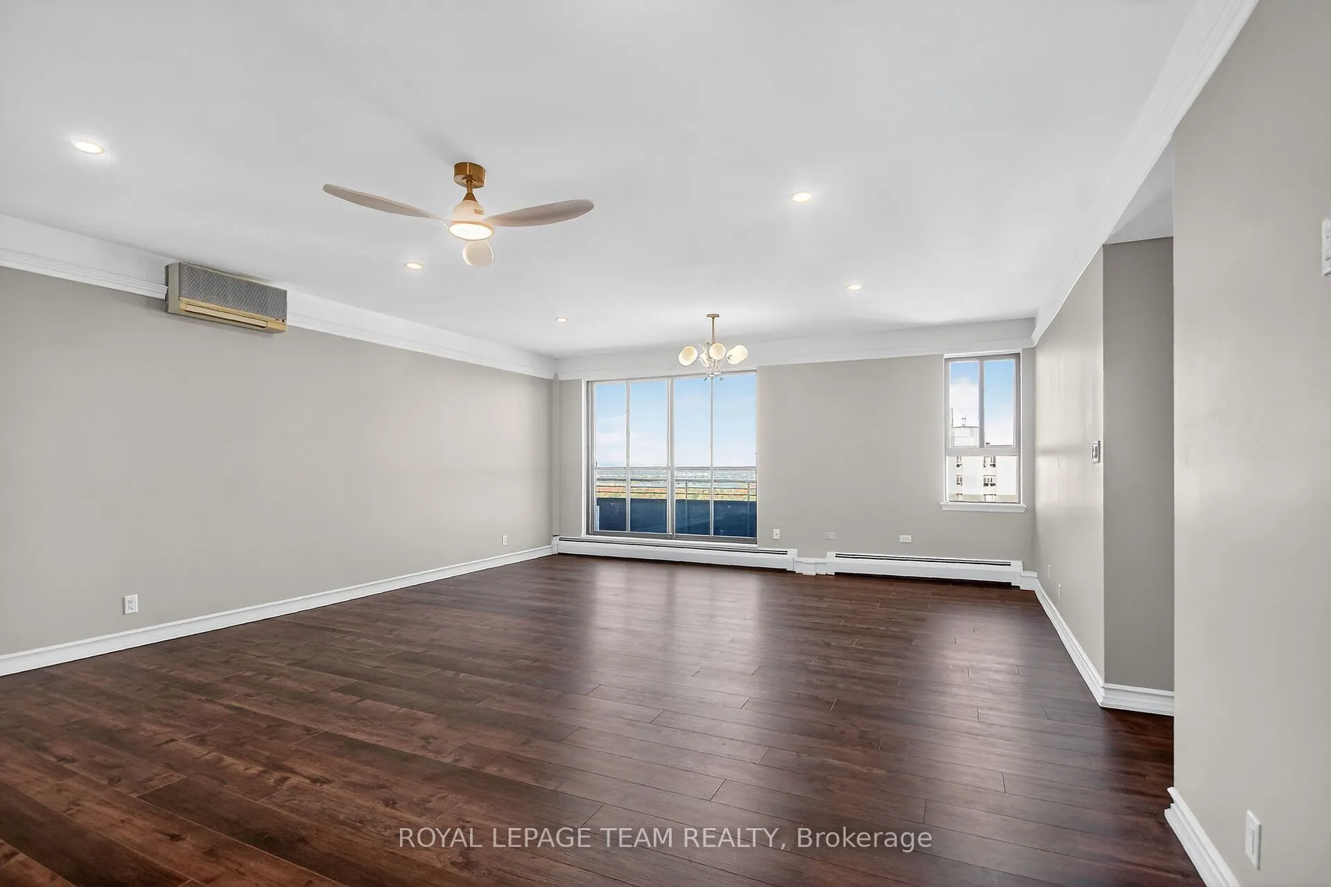 515 St Laurent Boulevard, #2509/2510
