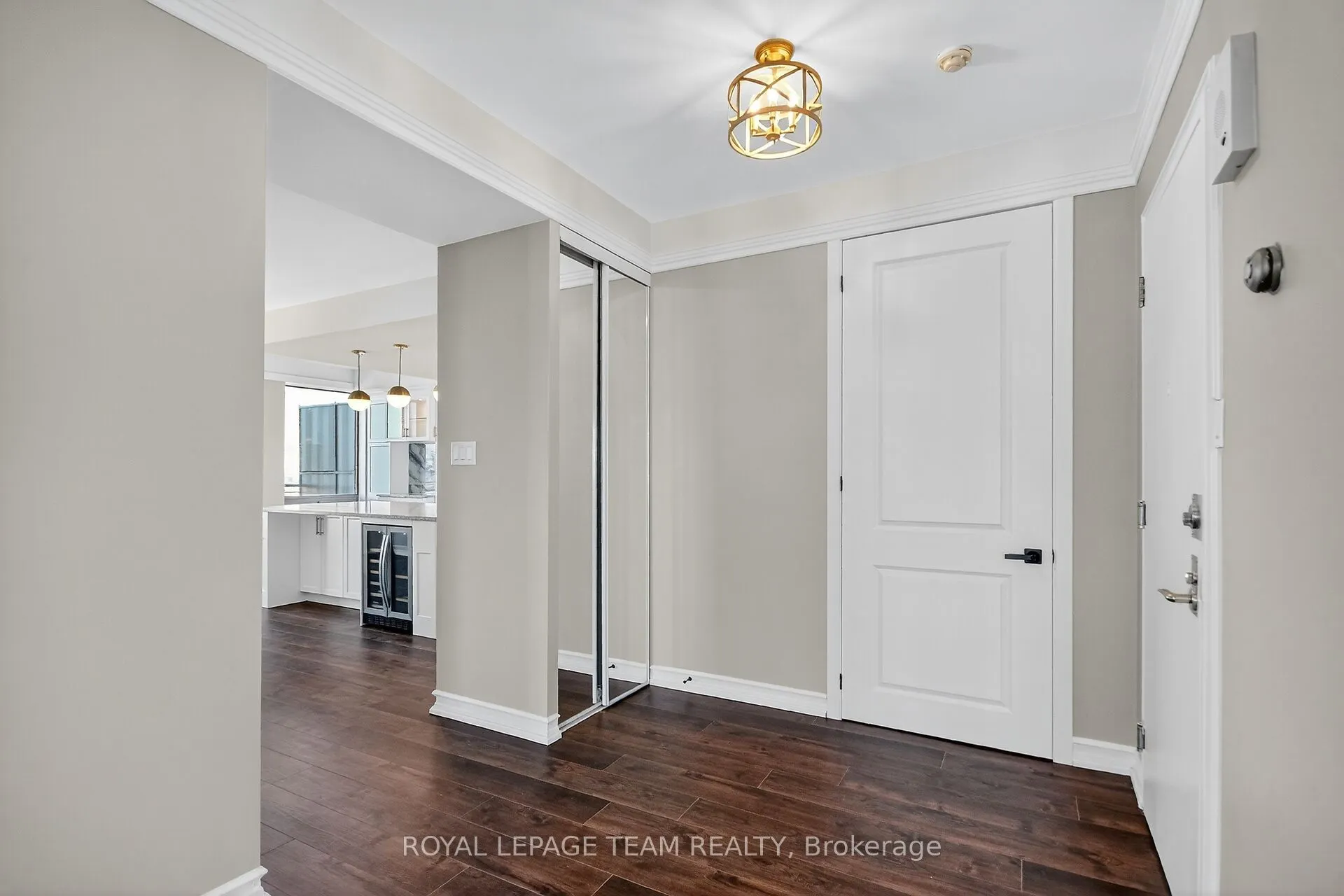 515 St Laurent Boulevard, #2509/2510