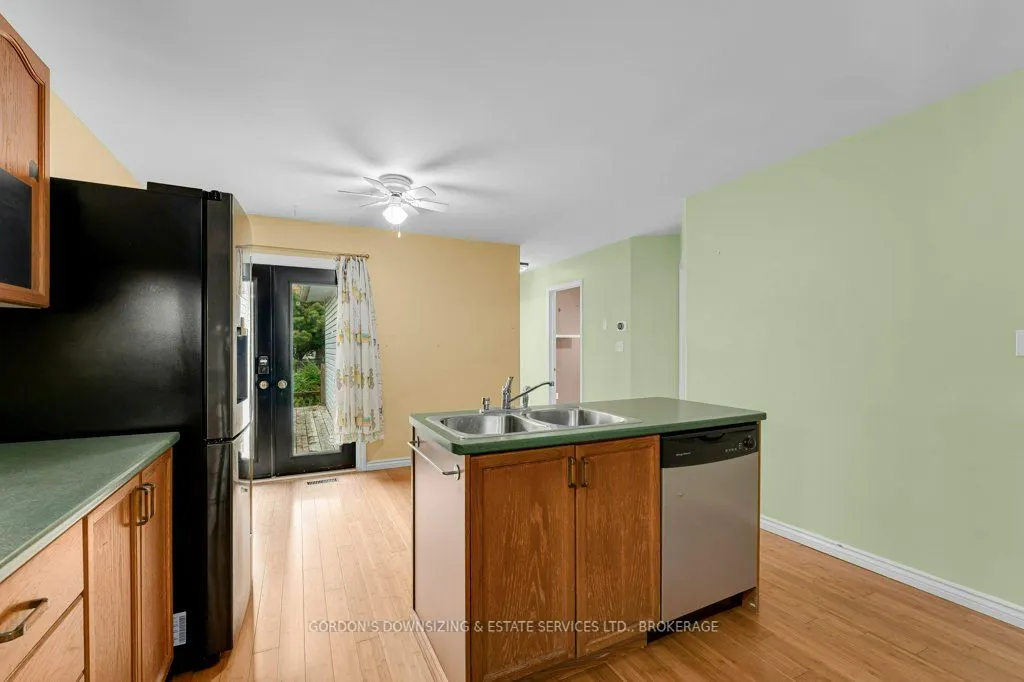 464 Freeman Crescent