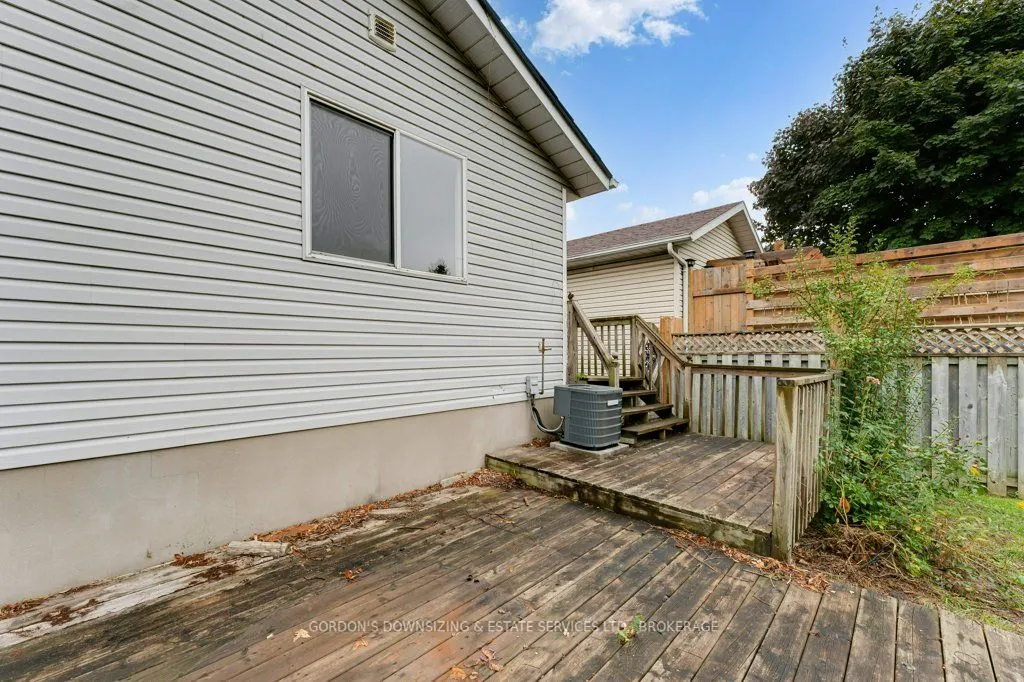 464 Freeman Crescent