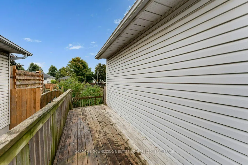 464 Freeman Crescent
