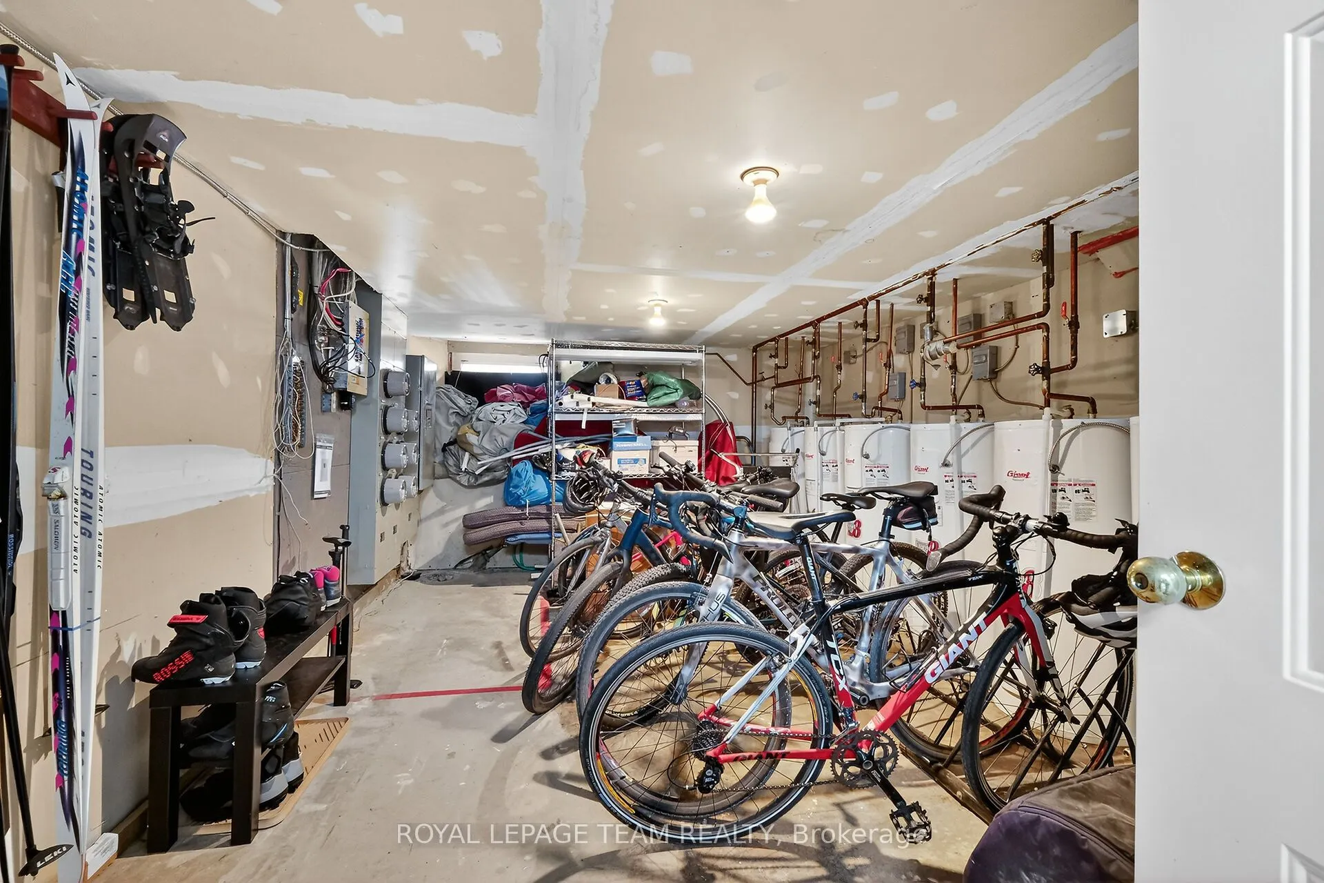 635 Richmond Road, #6