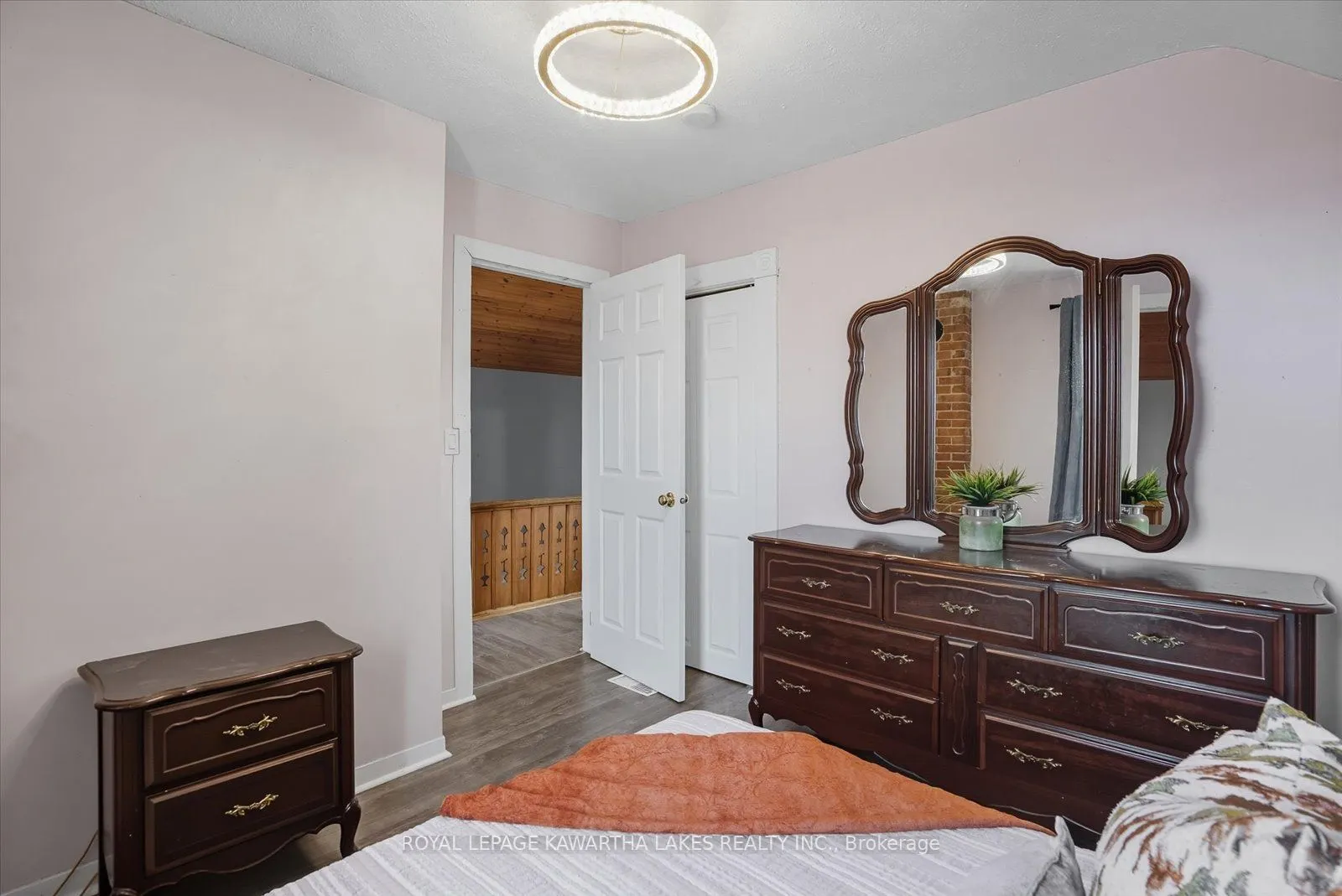 18 Mary Street W