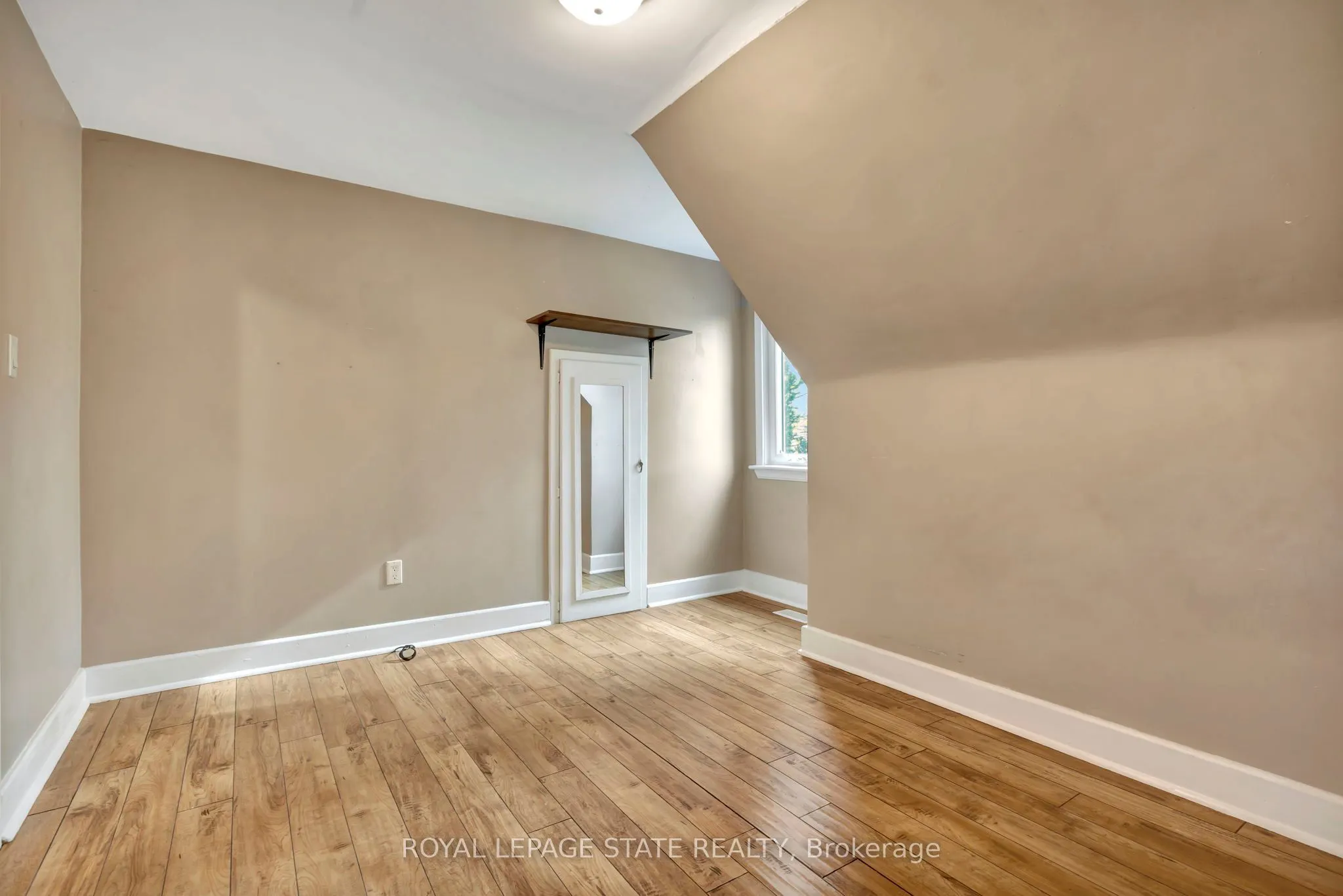 121 King Street E