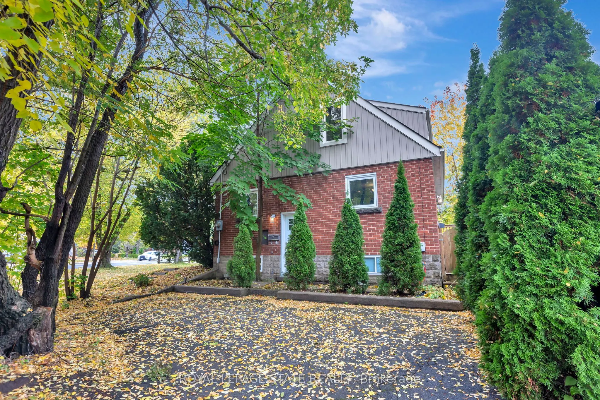 121 King Street E