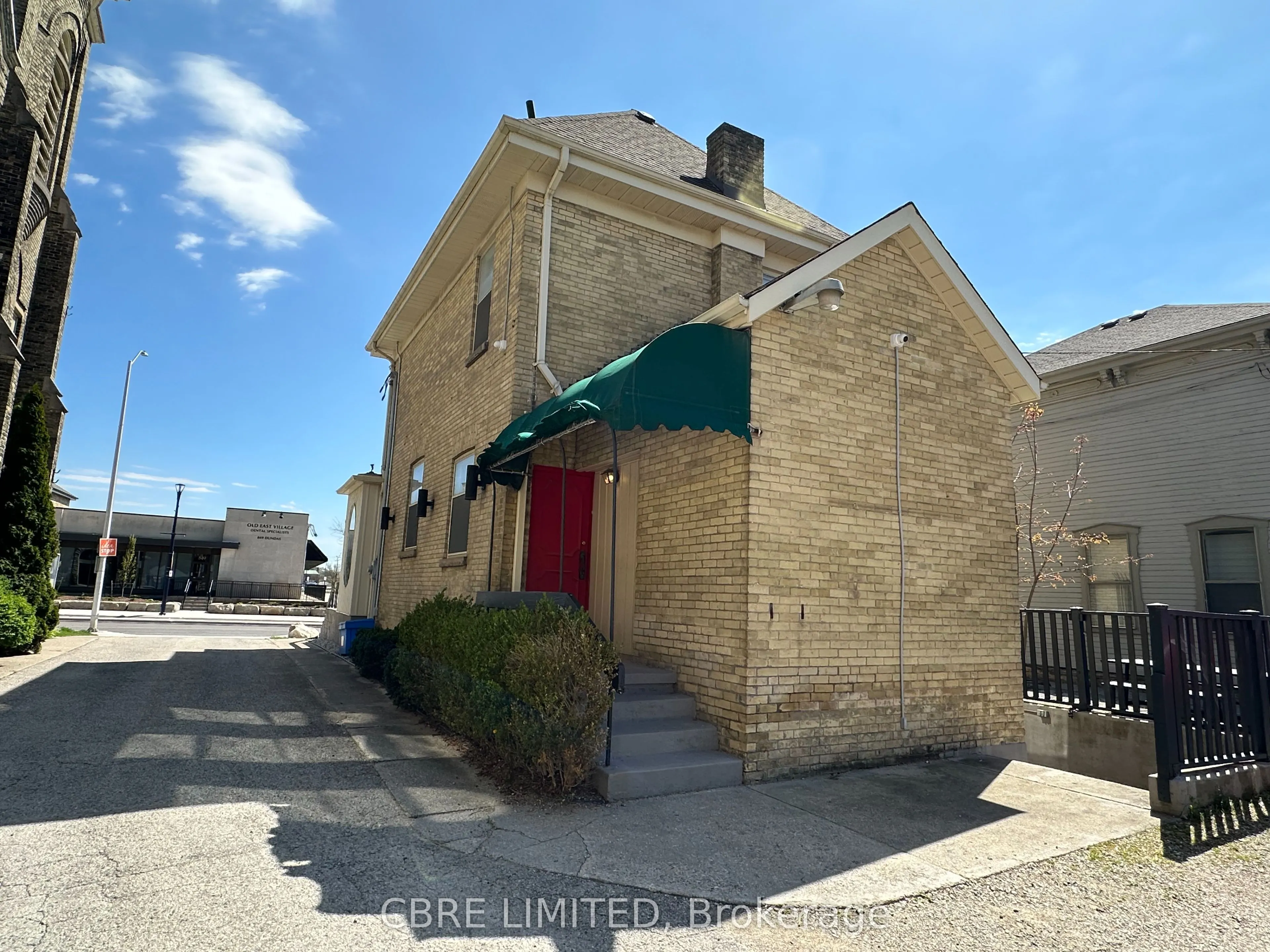 850 Dundas Street