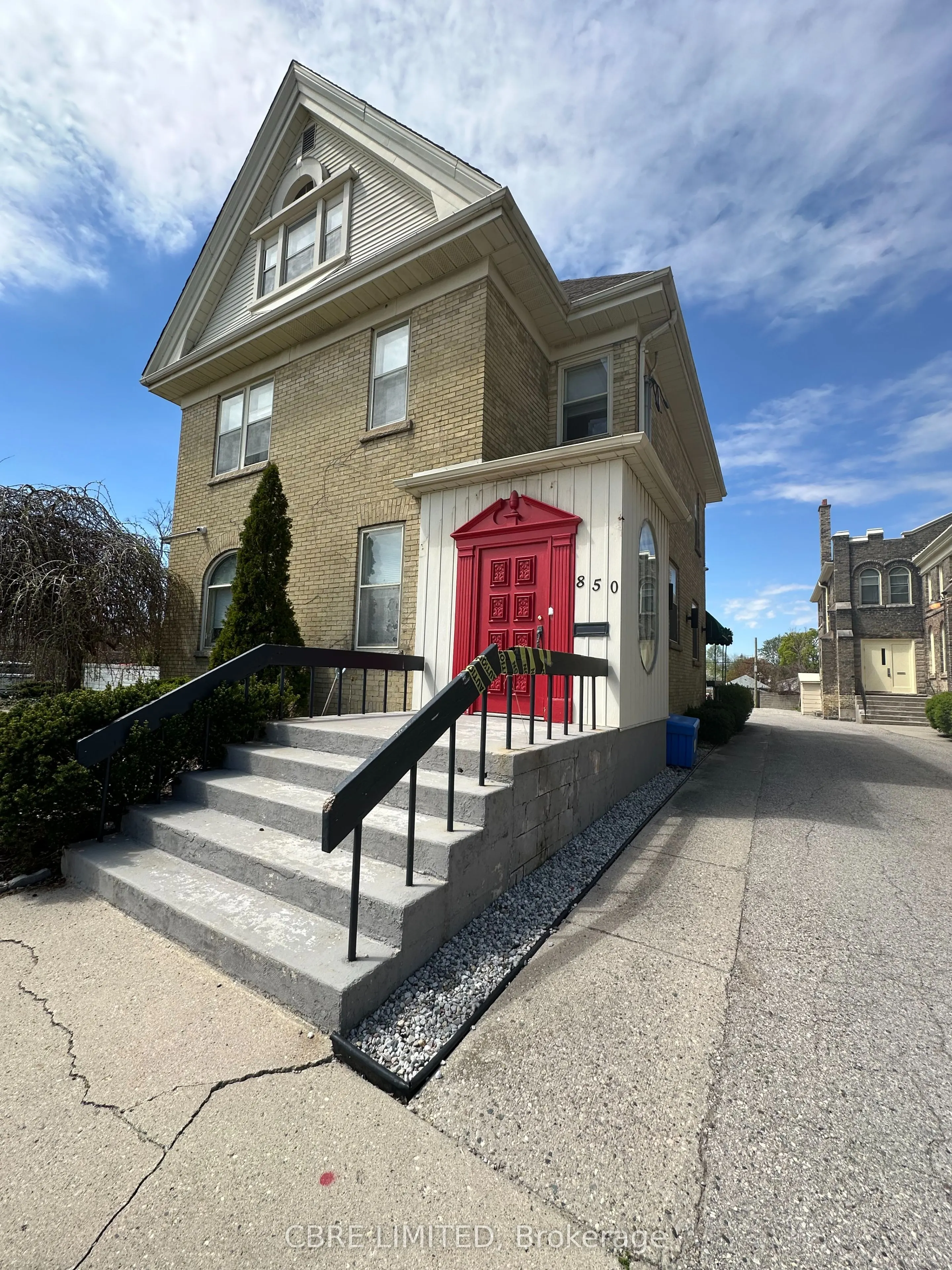 850 Dundas Street