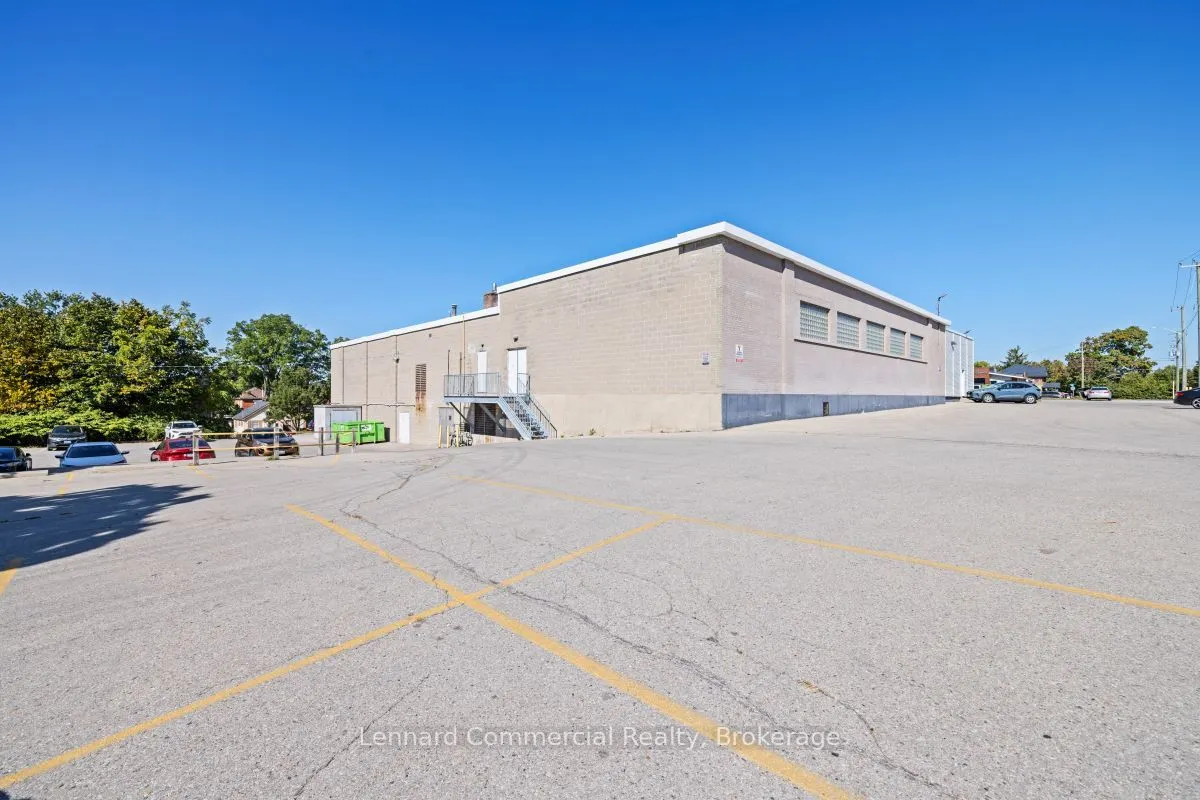 808 Dundas Street