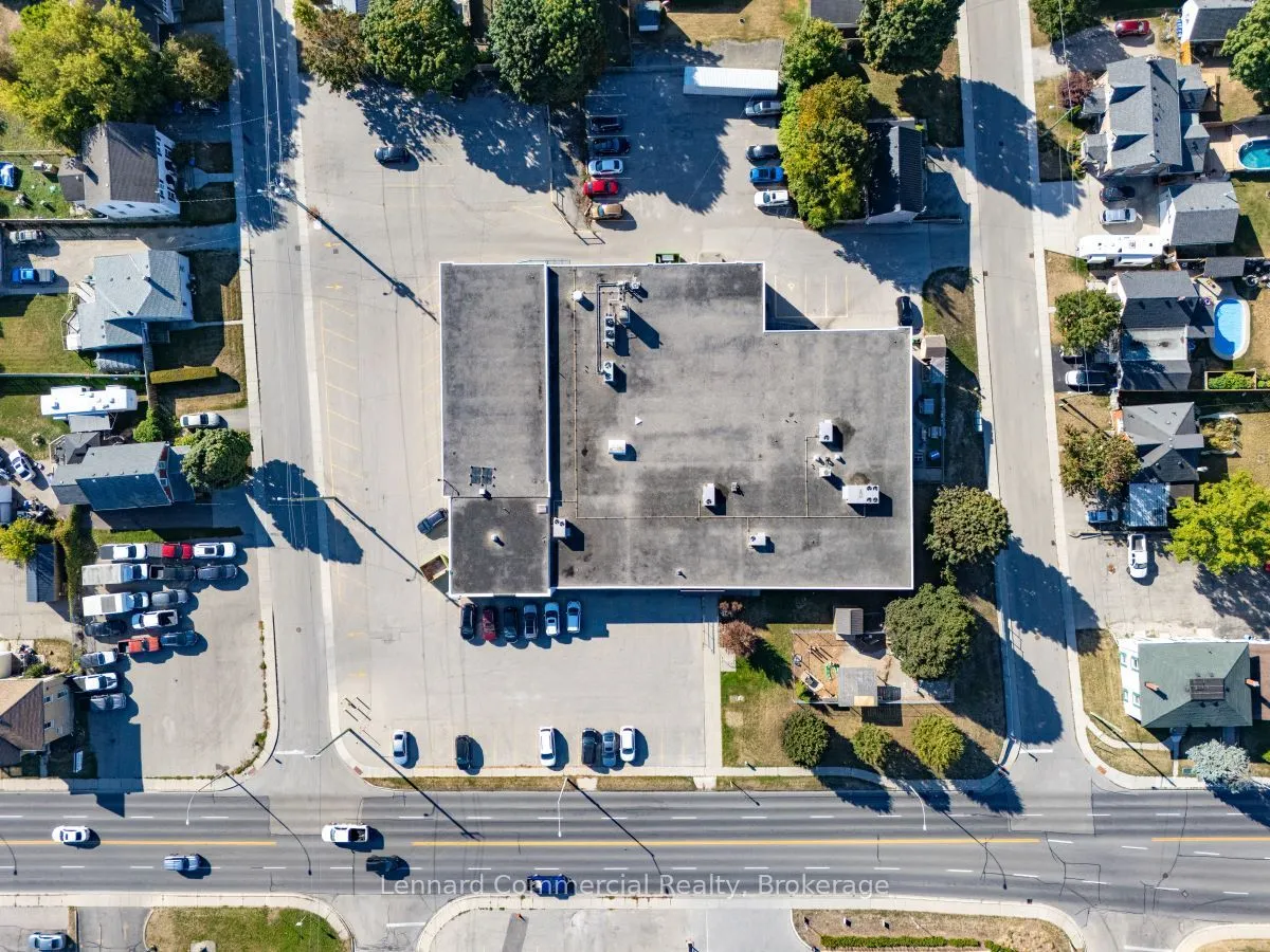 808 Dundas Street