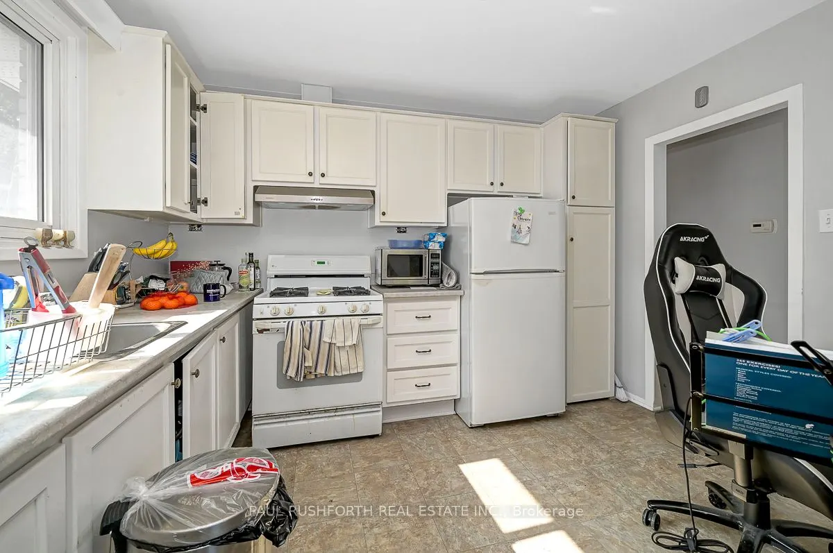 922 Pinewood Crescent